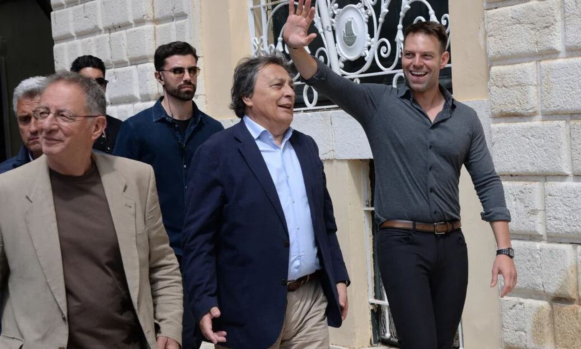 Στέφανος Κασελάκης: Άφησε λουλούδια στο άγαλμα του Κώστα Γεωργάκη