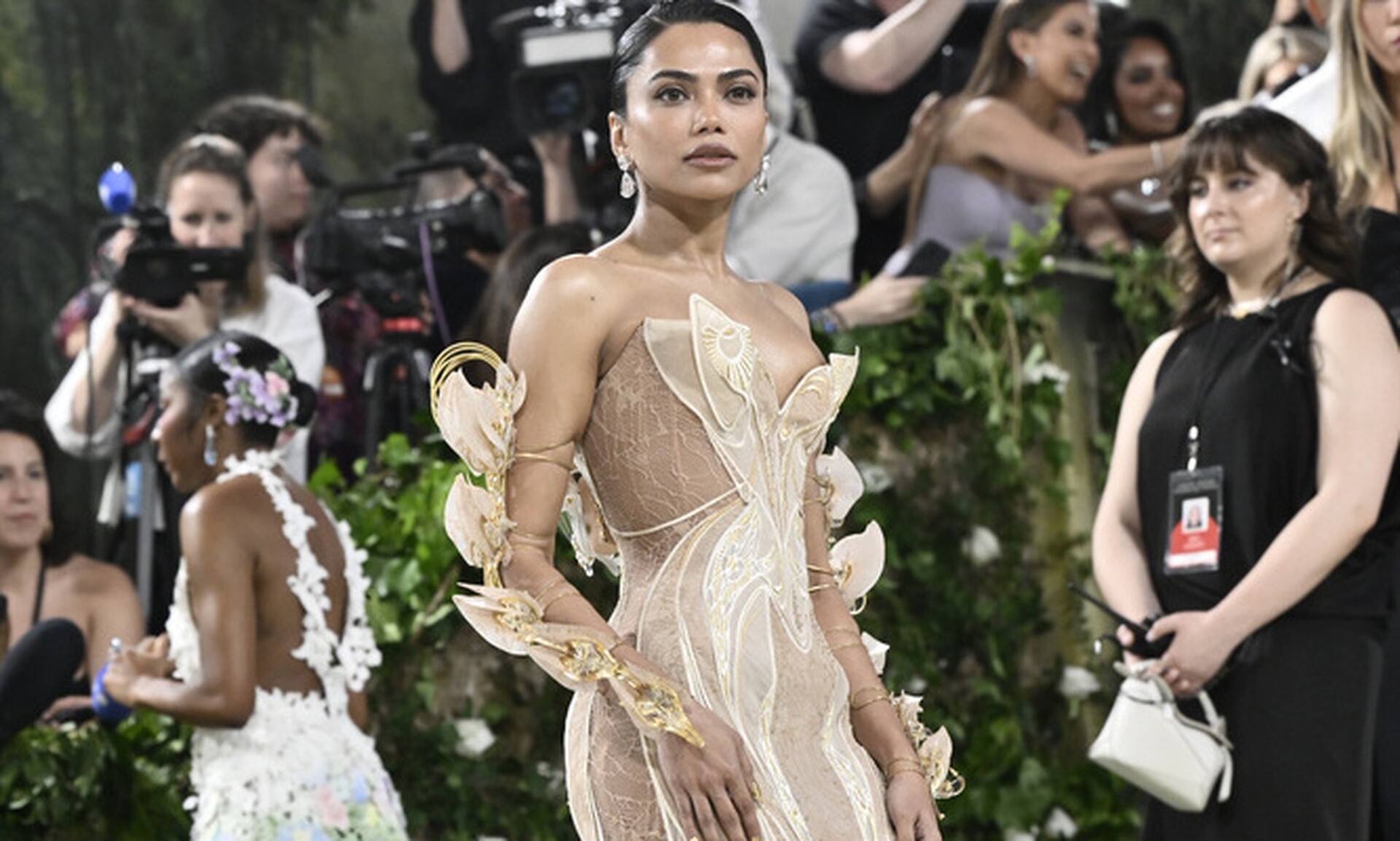 Met Gala 2024: Ποια είναι η γυναίκα-μυστήριο που ντύθηκε…πεταλούδα και επισκίασε τις σελέμπριτι