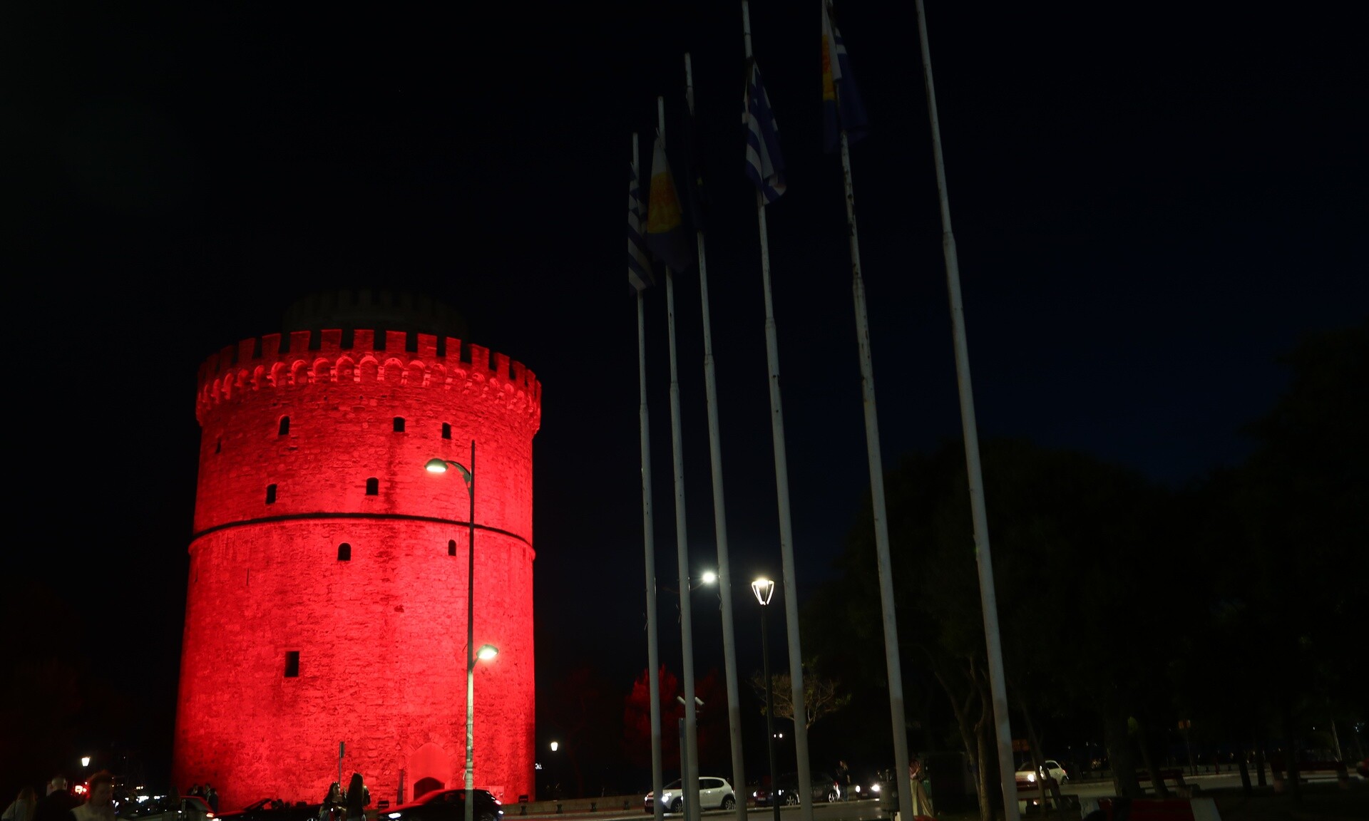 Στα «κόκκινα» ο Λευκός Πύργος – Εντυπωσιακές εικόνες
