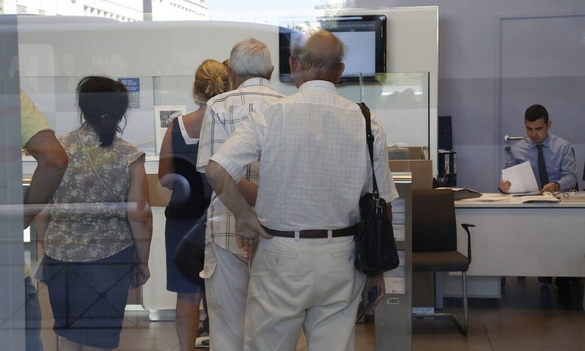 Συντάξεις Ιουνίου: Πότε θα δουν χρήματα στους λογαριασμούς οι δικαιούχοι – Οι ημερομηνίες καταβολών