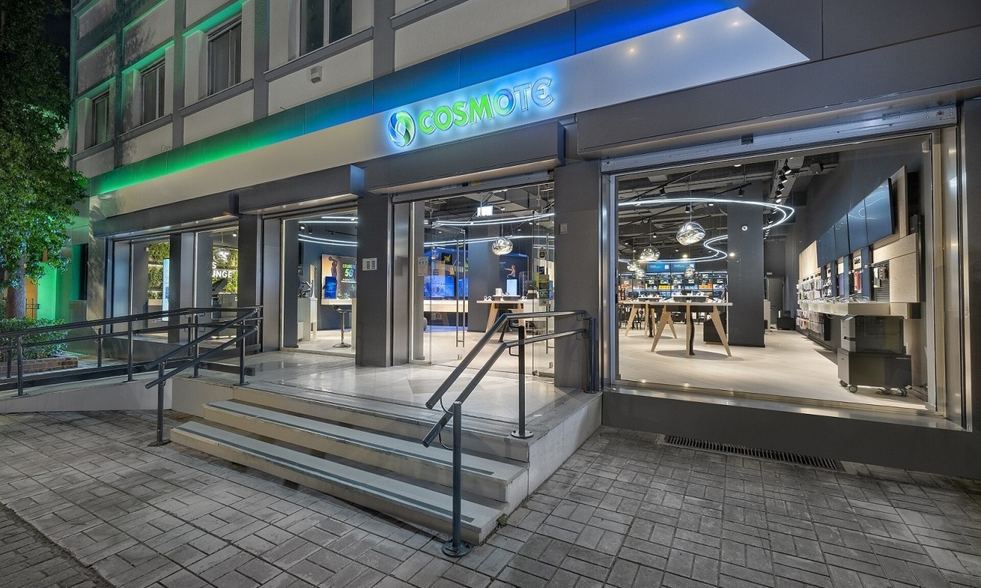 Νέα ψηφιακή εμπειρία στα καταστήματα COSMOTE