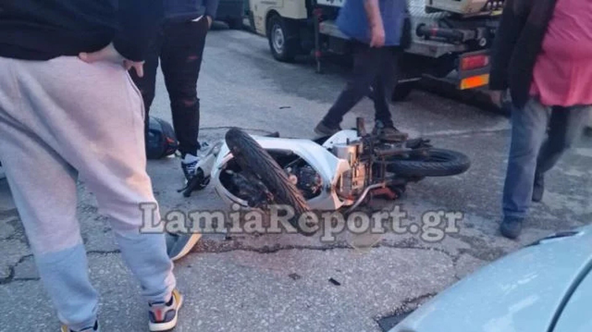 Λαμία: Σοβαρό τροχαίο με μηχανάκι  – Δύο τραυματίες