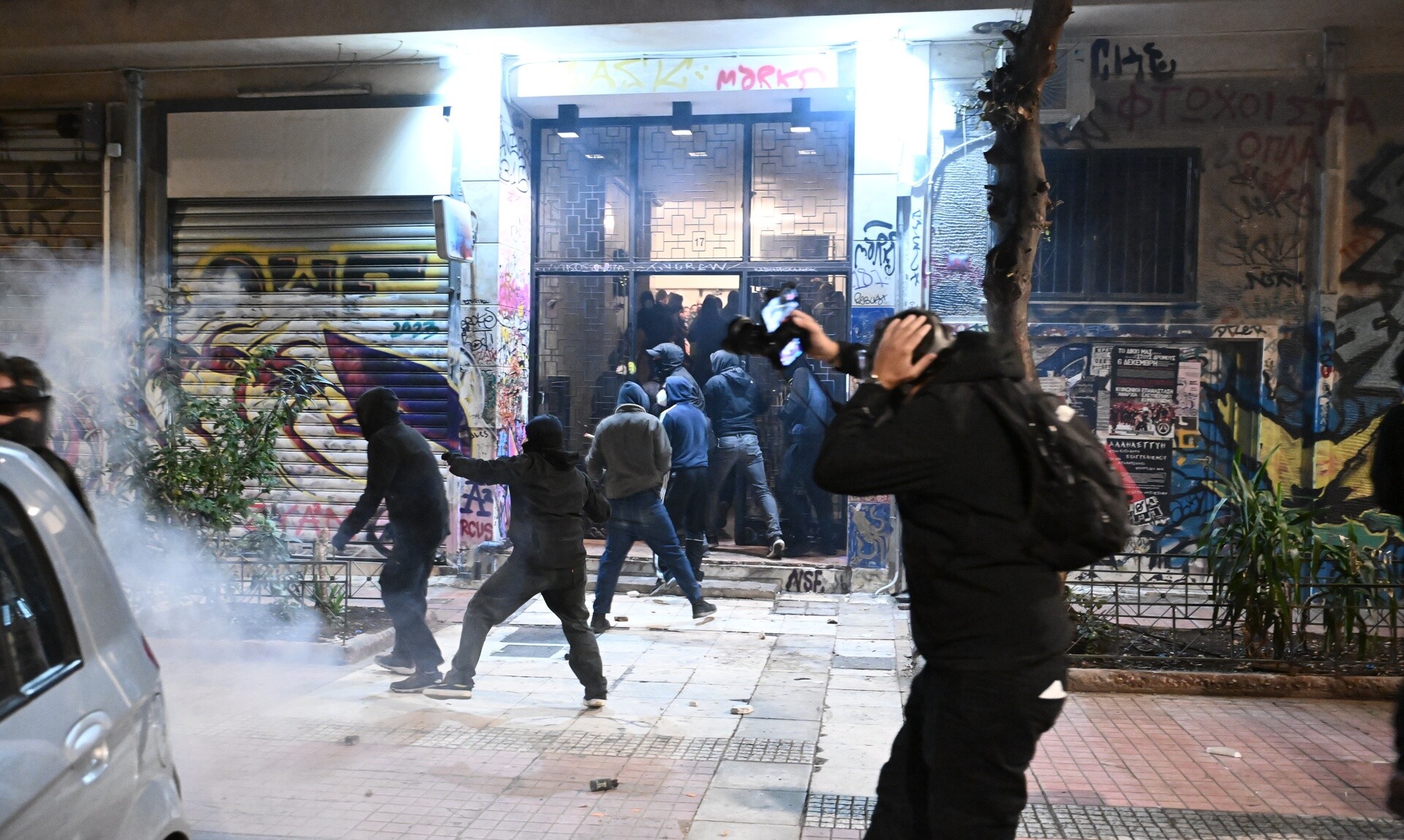 Εξάρχεια: Επεισόδια μετά από πορεία και μια σύλληψη – Έσπασαν βιτρίνα ξενοδοχείου