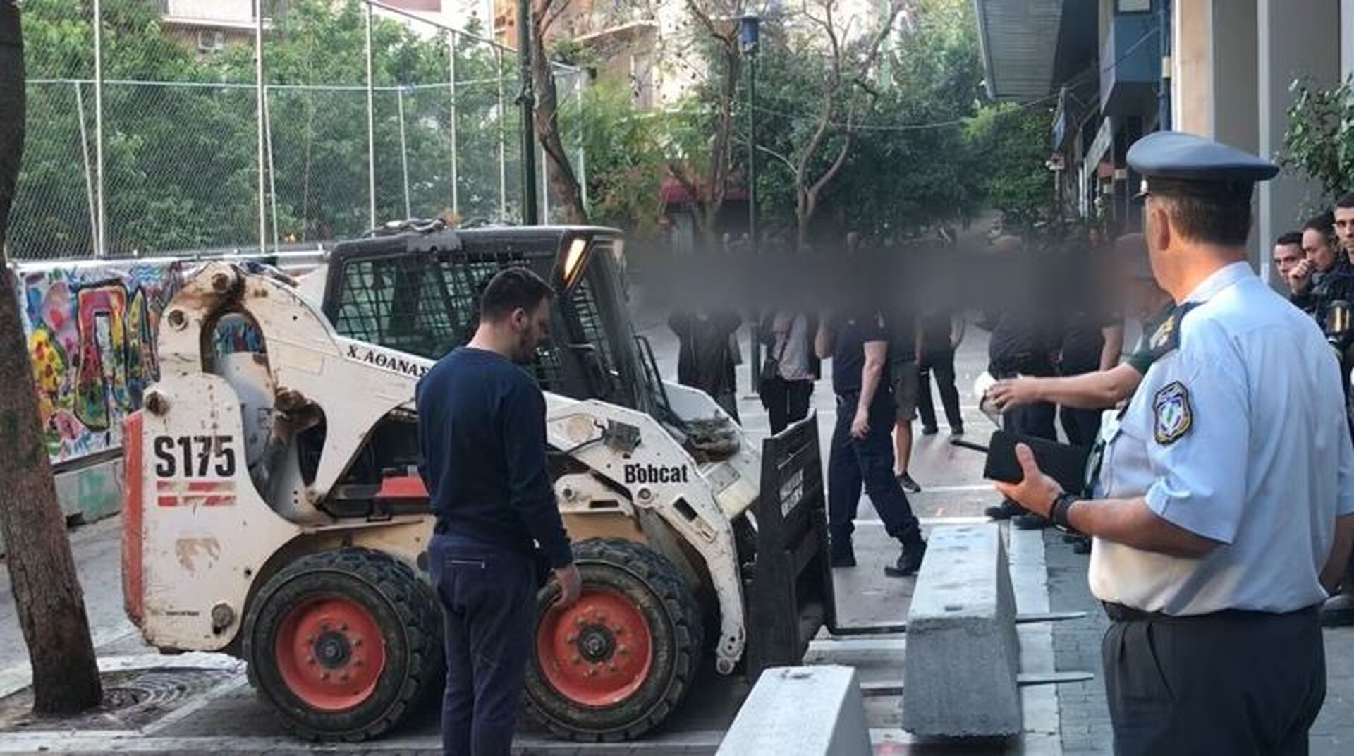 Ένταση στα Εξάρχεια για τις εργασίες κατασκευής του Μετρό (vid)