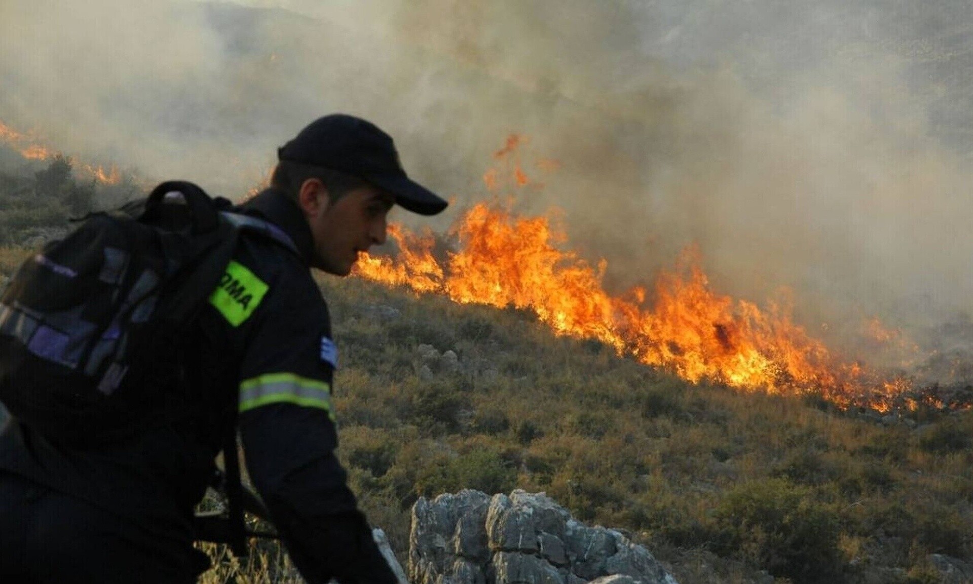 Φωτιά στο Πέραμα επί της Λεωφόρου Σχιστού – Μεγάλη κινητοποίηση της Πυροσβεστικής