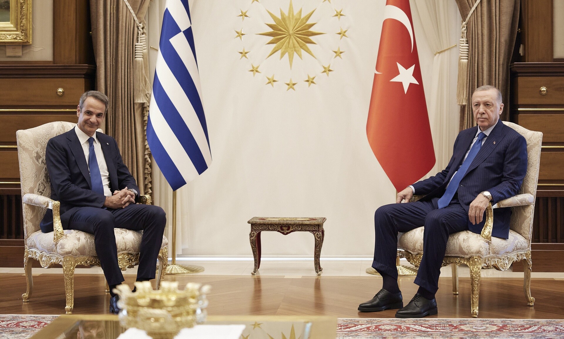 Συνάντηση Μητσοτάκη – Ερντογάν: Τα τρία αγκάθια πίσω από τα καλά λόγια