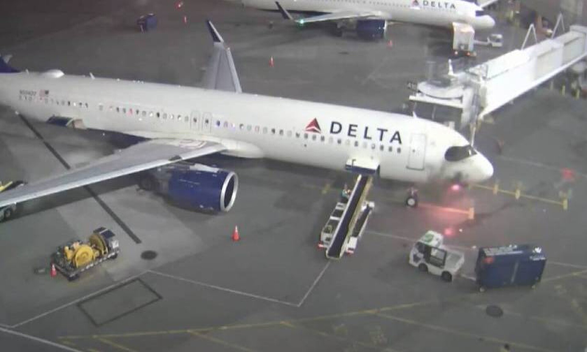 Σιάτλ: Φωτιά μετά από βραχυκύκλωμα σε Airbus της Delta – Η στιγμή της εκκένωσης
