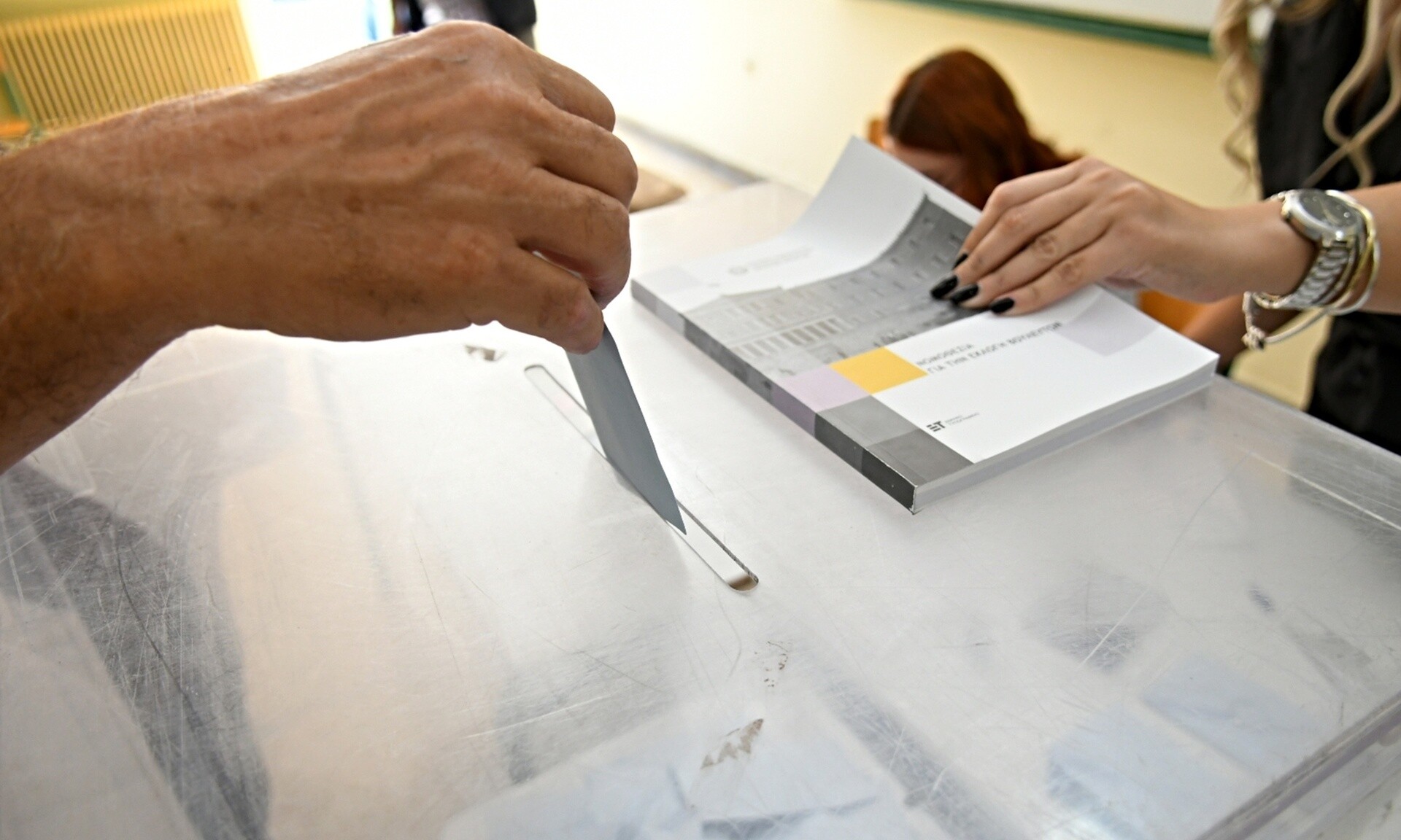 Δημοσκόπηση Interview: Παραμένει η διψήφια διαφορά μεταξύ Νέας Δημοκρατίας και ΣΥΡΙΖΑ