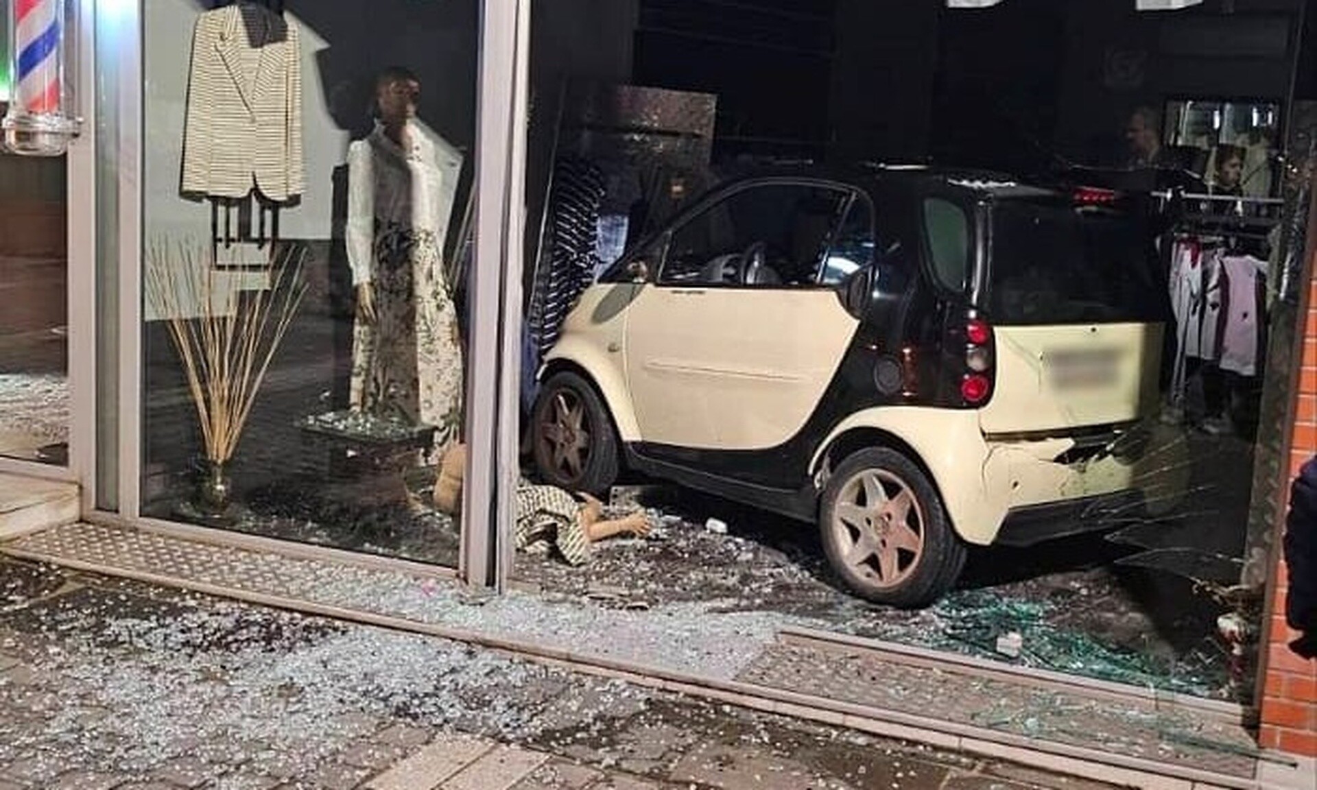 Απίστευτο τροχαίο στα Ιωάννινα: Αυτοκίνητο κατέληξε στη βιτρίνα καταστήματος