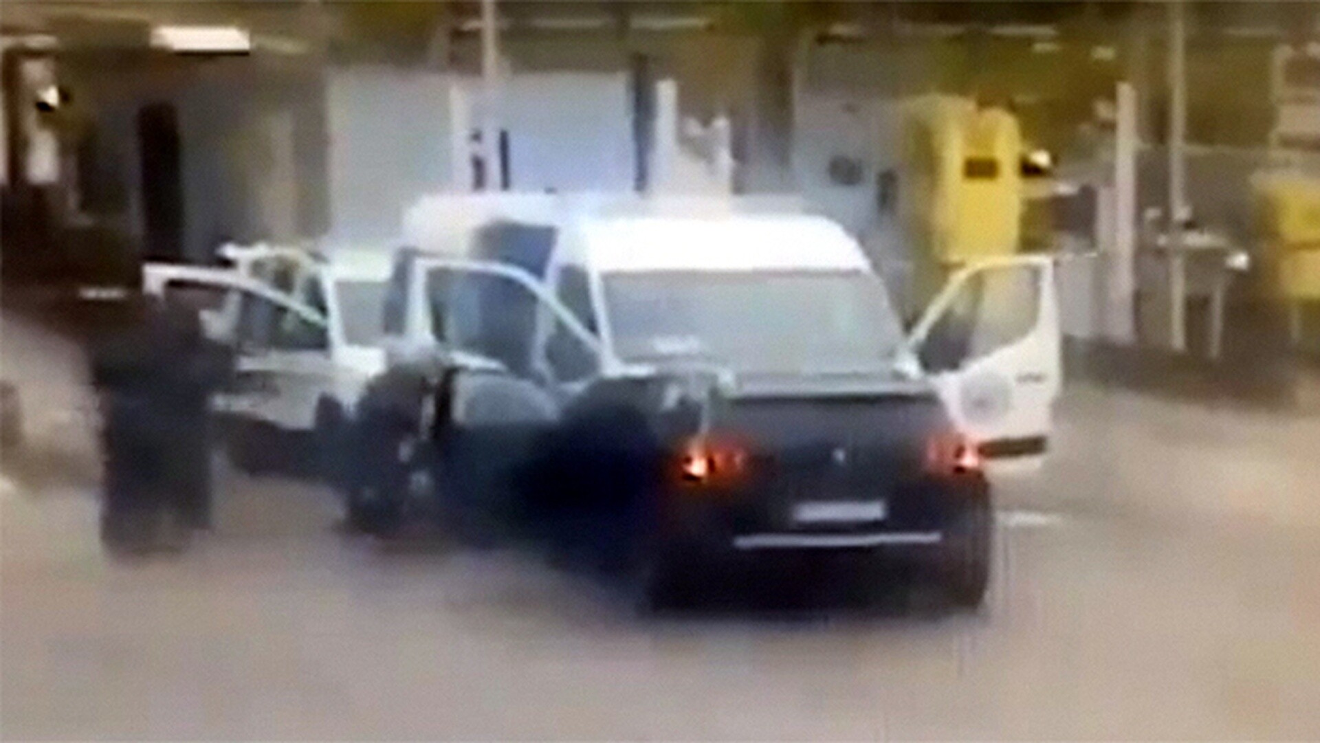 Γαλλία: Το βίντεο της κινηματογραφικής απόδρασης – Φονική επίθεση σε αστυνομικά οχήματα