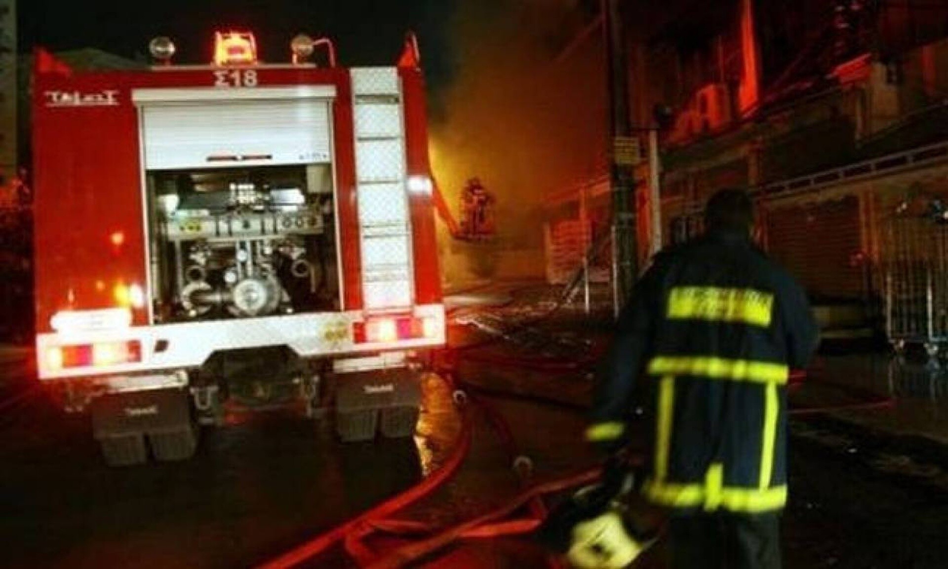Καίγονται φορτηγά στο λιμάνι της Θεσσαλονίκης