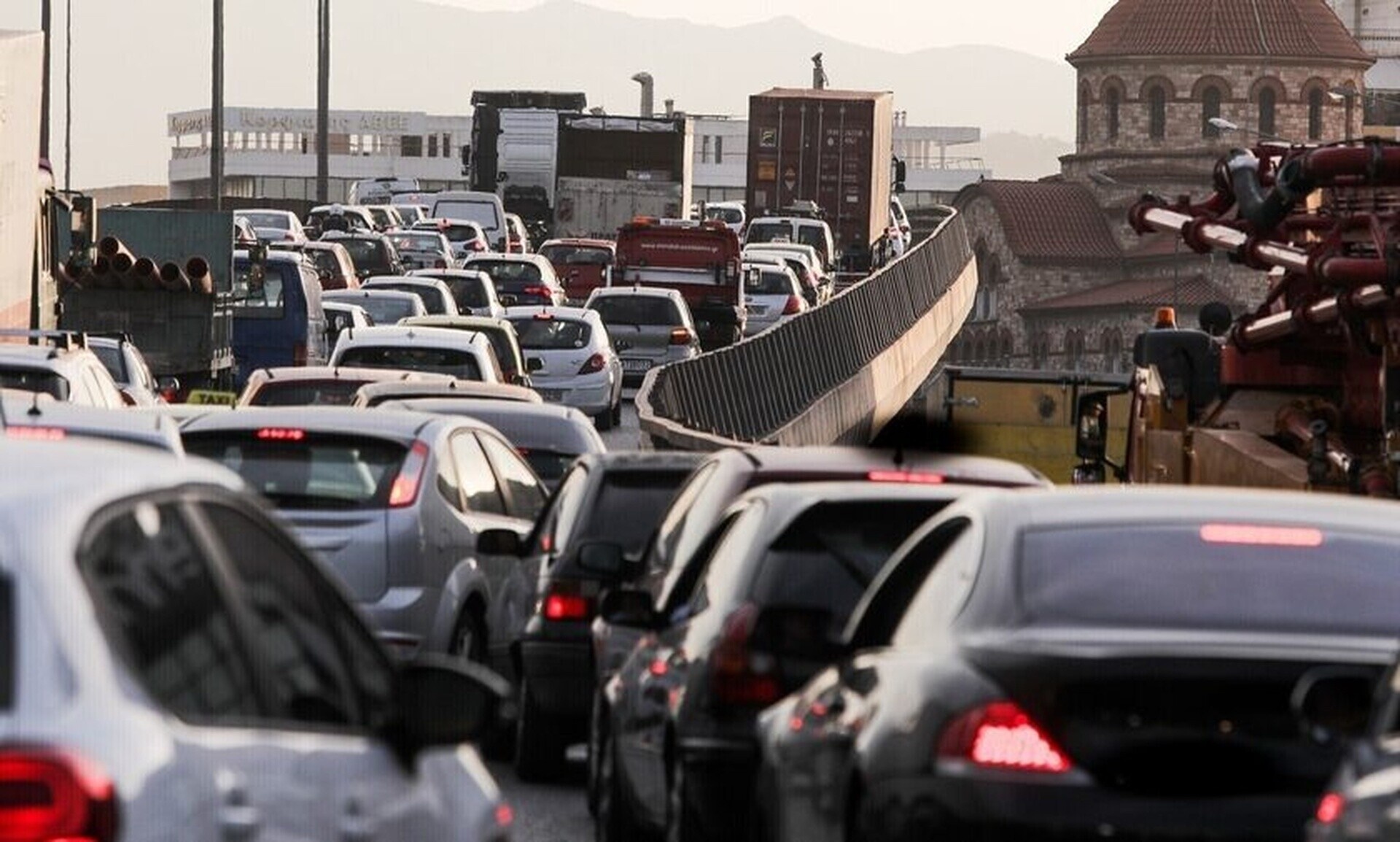 ΤΩΡΑ: Μετωπική στη Λιοσίων στο ύψος των ΚΤΕΛ