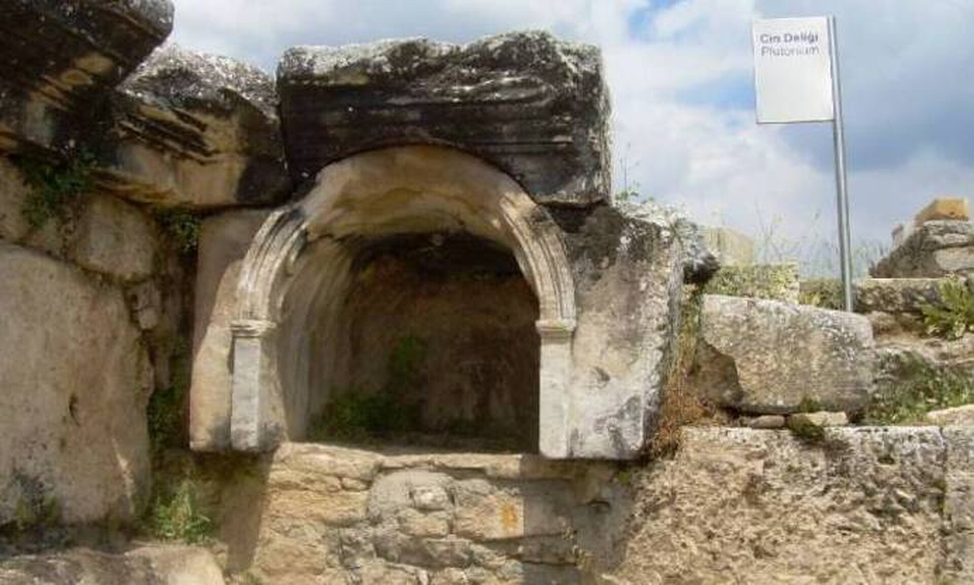 Λύθηκε ο γρίφος με την «Πύλης της Κολάσεως» – Τι ήταν τελικά η «πνοή του Άδη»