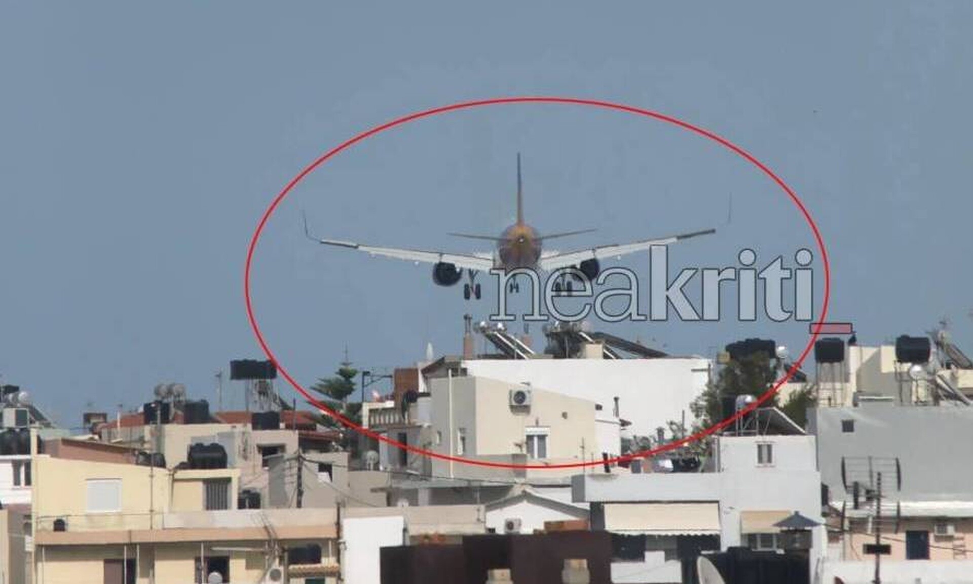 Ηράκλειο: Εικόνες που «κόβουν» την ανάσα – Αεροπλάνο περνάει πάνω από τις ταράτσες σπιτιών (vid)