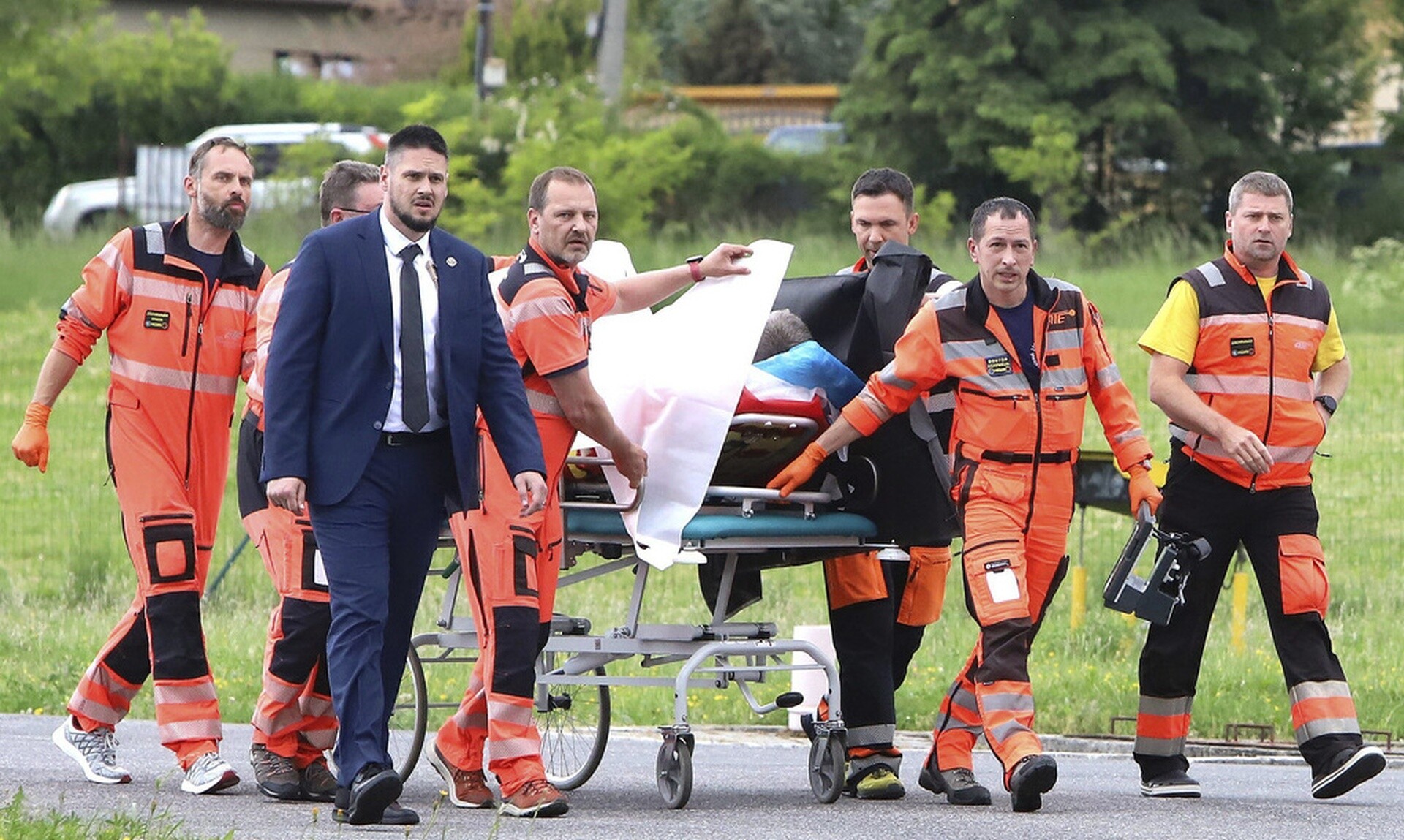 Σλοβακία: Εκτός κινδύνου ο Ρόμπερτ Φίτσο – Ποιος είναι ο 71χρονος «ποιητής» που τον πυροβόλησε