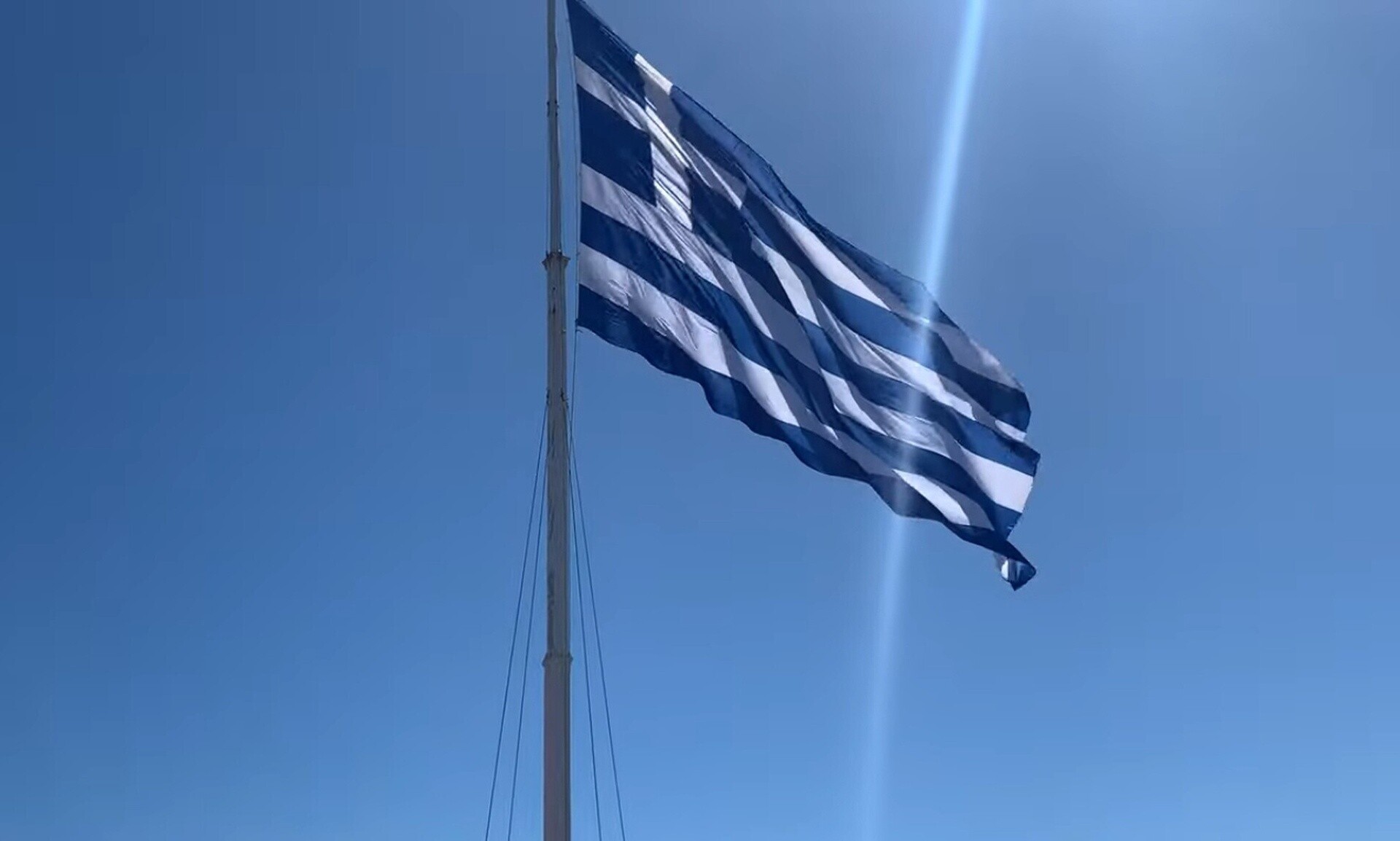 Κομοτηνή: Νεαρός κατέβασε την ελληνική σημαία από το Δημαρχείο και την έκαψε