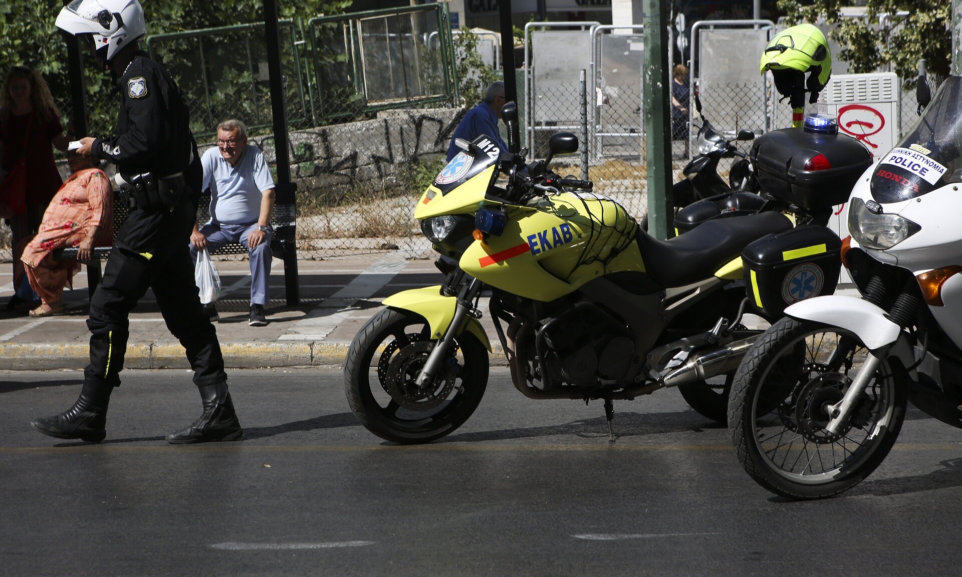 Θεσσαλονίκη: Διασώστης του ΕΚΑΒ παρασύρθηκε από όχημα ενώ επιχειρούσε σε άλλο τροχαίο