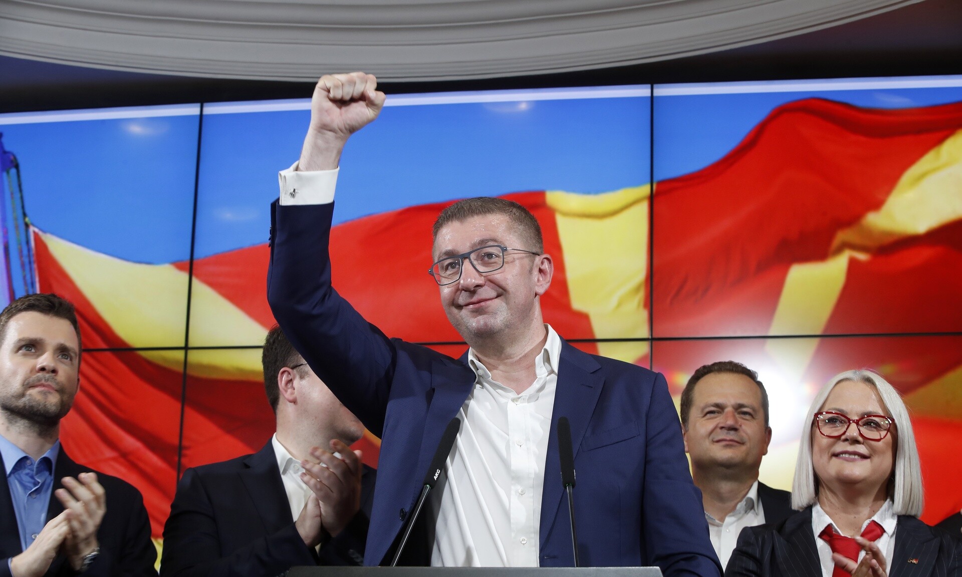Αυτό είναι το εθνικιστικό κόμμα VMRO-DPMNE στα Σκόπια που τινάζει στον αέρα τη Συμφωνία των Πρεσπών