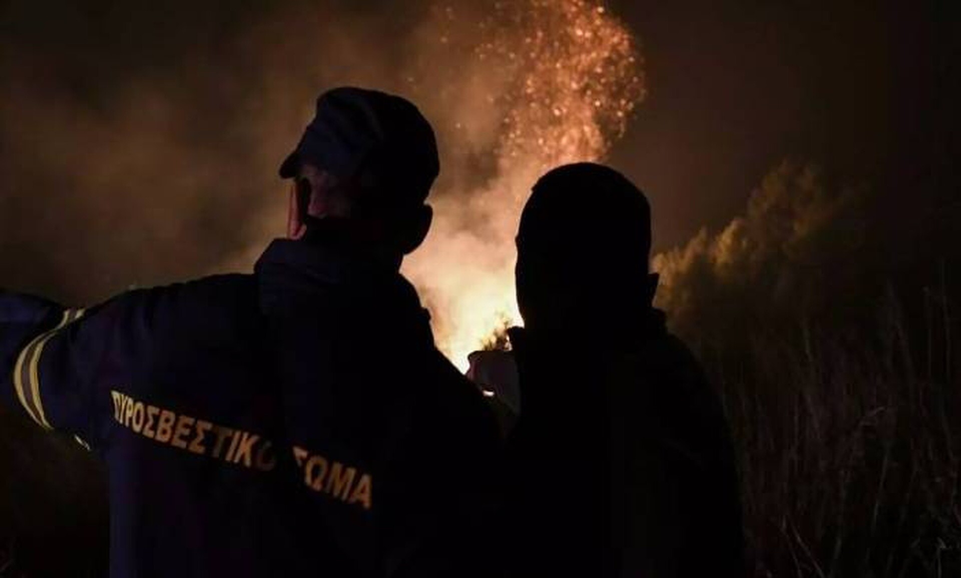 Κρήτη: Νυχτερινή φωτιά δίπλα σε ξενοδοχείο – Η μάχη των πυροσβεστών