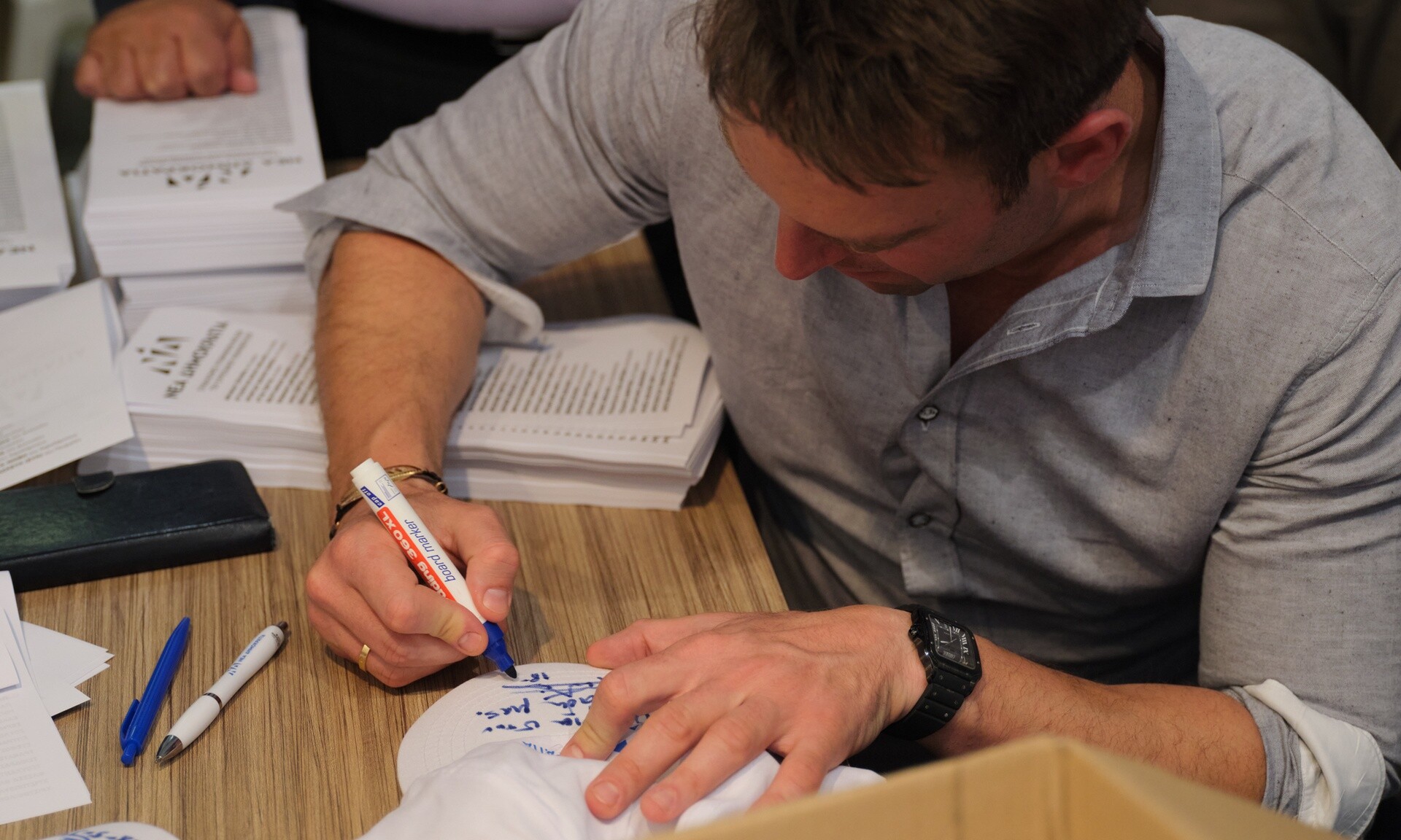 Σόου Κασσελάκη σε γραφεία της ΝΔ στο Κιλκίς – Μοίραζε αυτόγραφα σε καπέλα