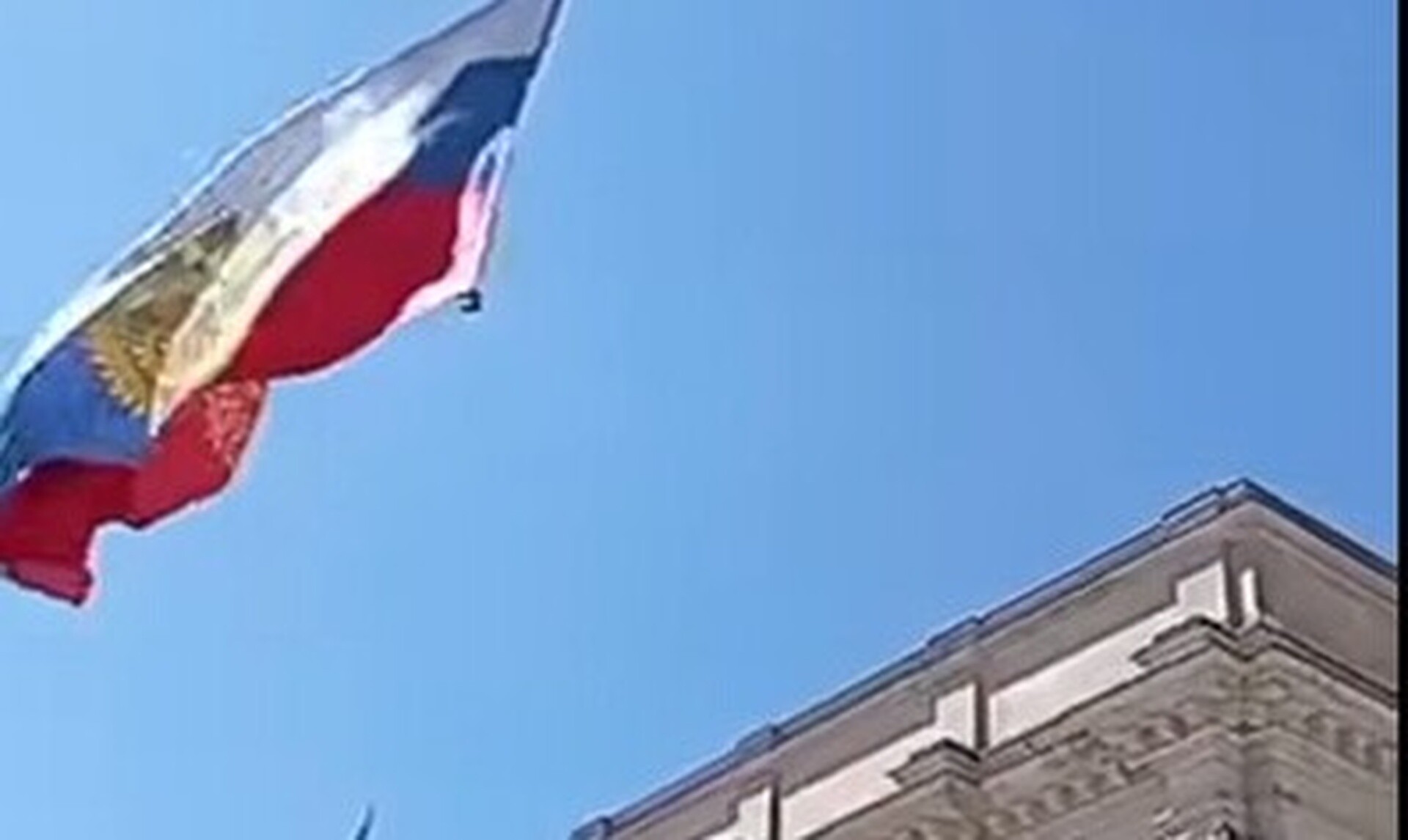 Γερμανία: Άγνωστος άνδρας ύψωσε τη ρωσική σημαία πάνω από το Ράιχσταγκ με drone