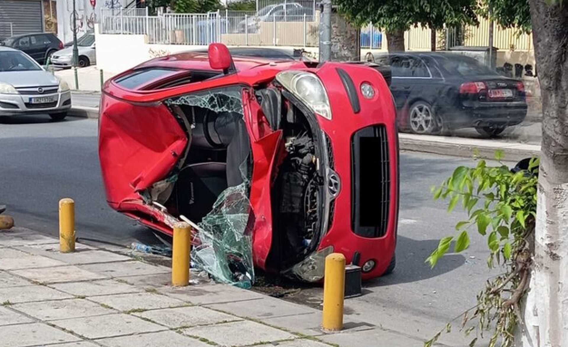 Θεσσαλονίκη: Αναποδογύρισε ΙΧ όταν τράκαρε με ταξί – Τραυματίας ο οδηγός