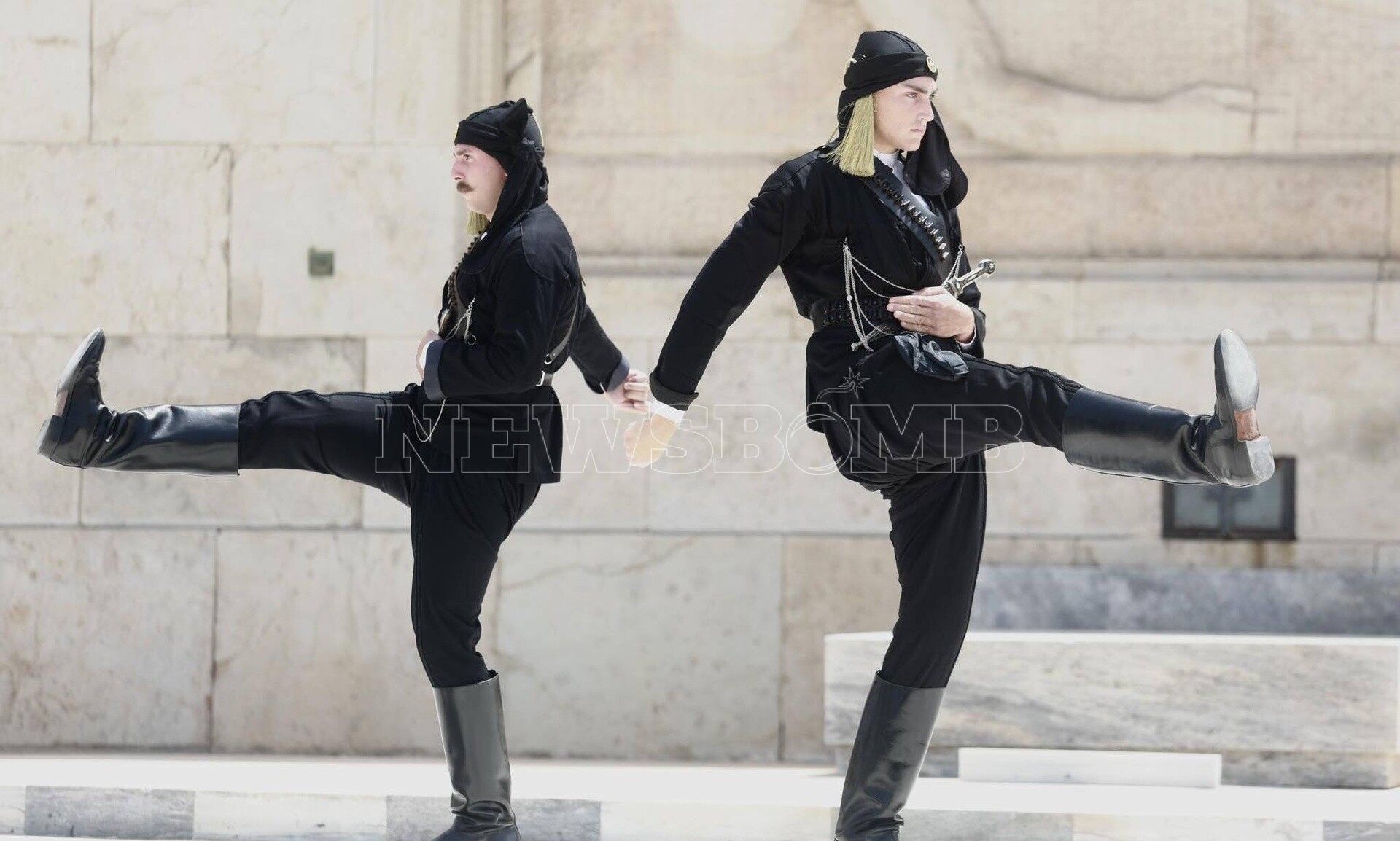 Η προεδρική φρουρά τιμά την Γενοκτονία των Ποντίων: Με παραδοσιακή ποντιακή στολή οι Εύζωνες