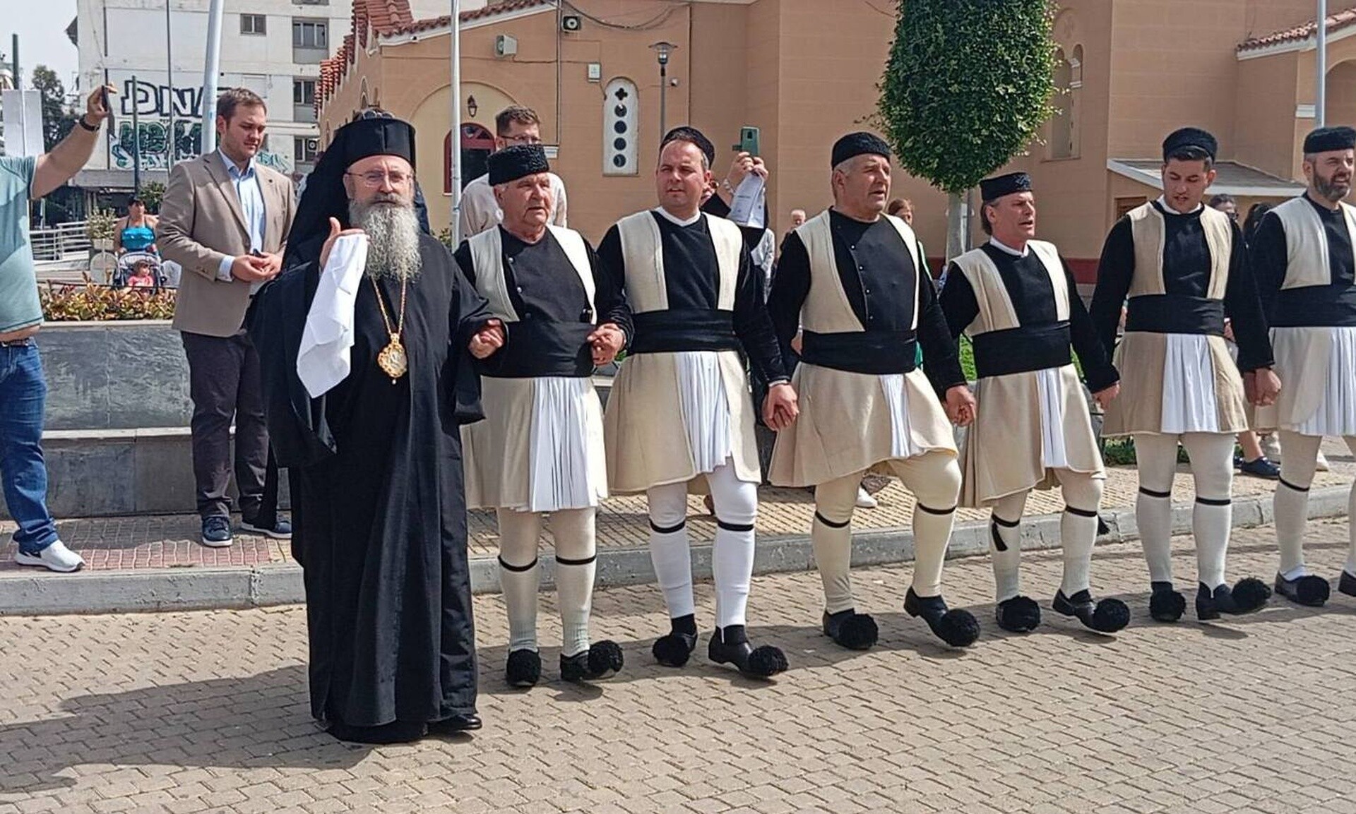 O Μητροπολίτης Περιστερίου σέρνει το χορό σε εορταστική εκδήλωση