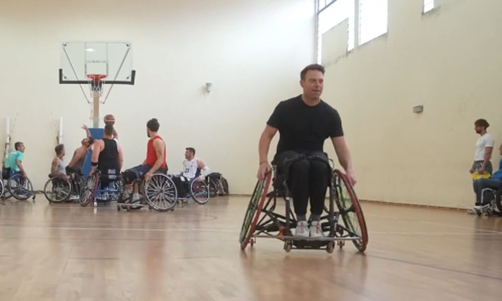 Κασσελάκης: Έπαιξε μπάσκετ με ΑμεΑ στην Κομοτηνή – «Δεσμεύομαι για ένα σύγχρονο κράτος»