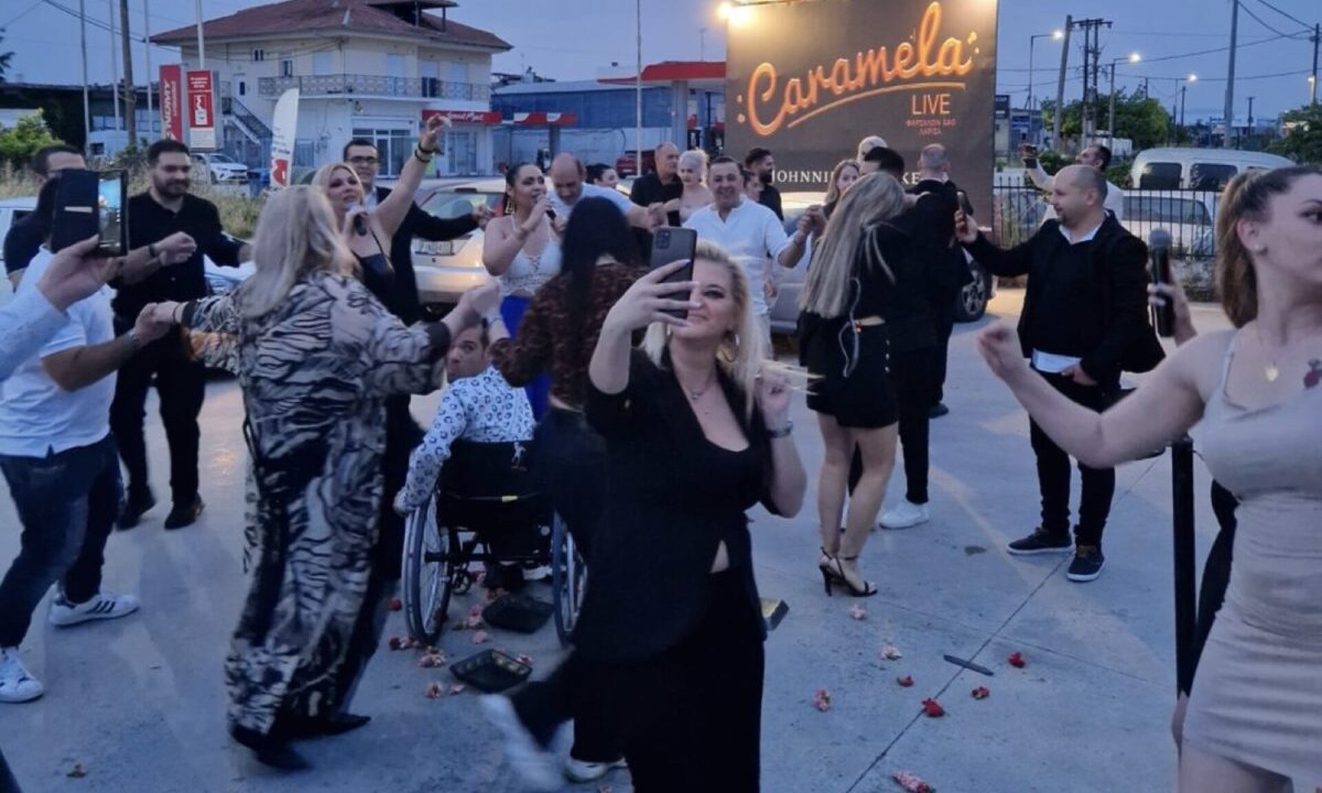 Λάρισα: Μπουζουξίδικο έριξε αυλαία πανηγυρικά – Μετέφεραν την… πίστα έξω