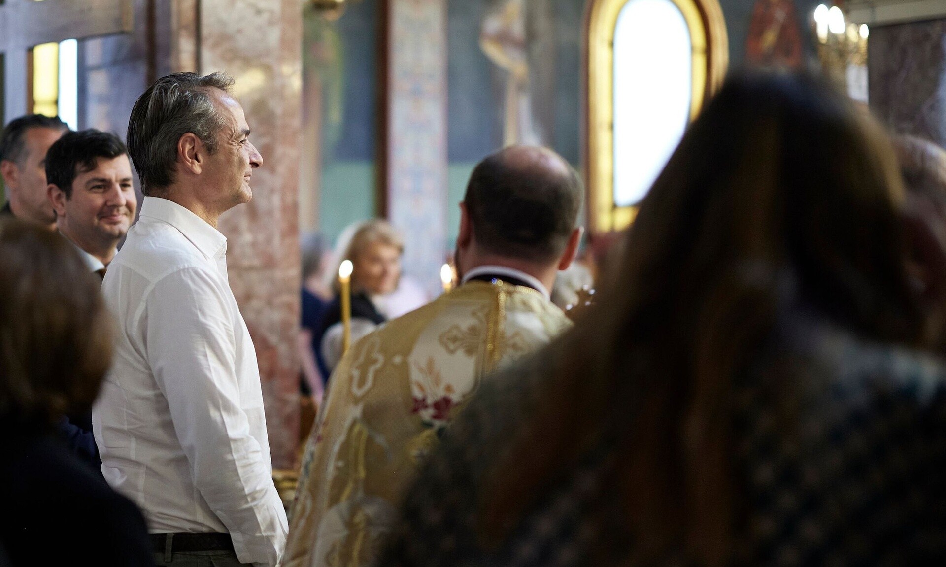 Στην εκκλησία ο Κυριάκος Μητσοτάκης – Συνομίλησε με πιστούς