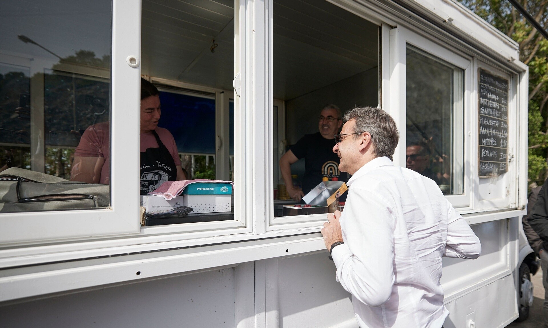 Κοζάνη: Ο διάλογος Μητσοτάκη με ιδιοκτήτρια καντίνας στη Γέφυρα Σερβίων και οι ευχές για τα…παιδιά