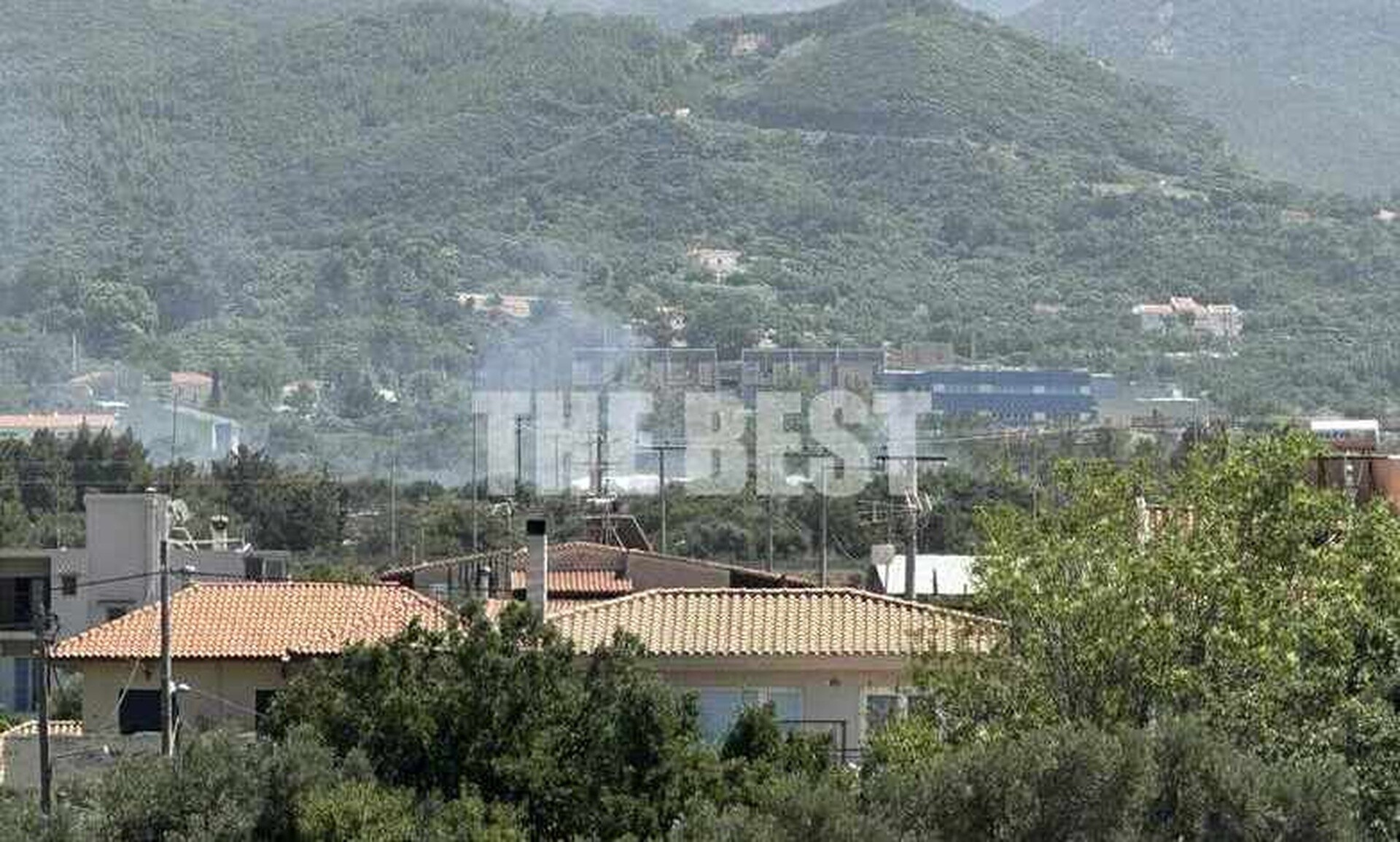 Φωτιά στην Πάτρα: Καίει κοντά σε οικισμό, εκκενώθηκαν σχολεία στο Πλατάνι