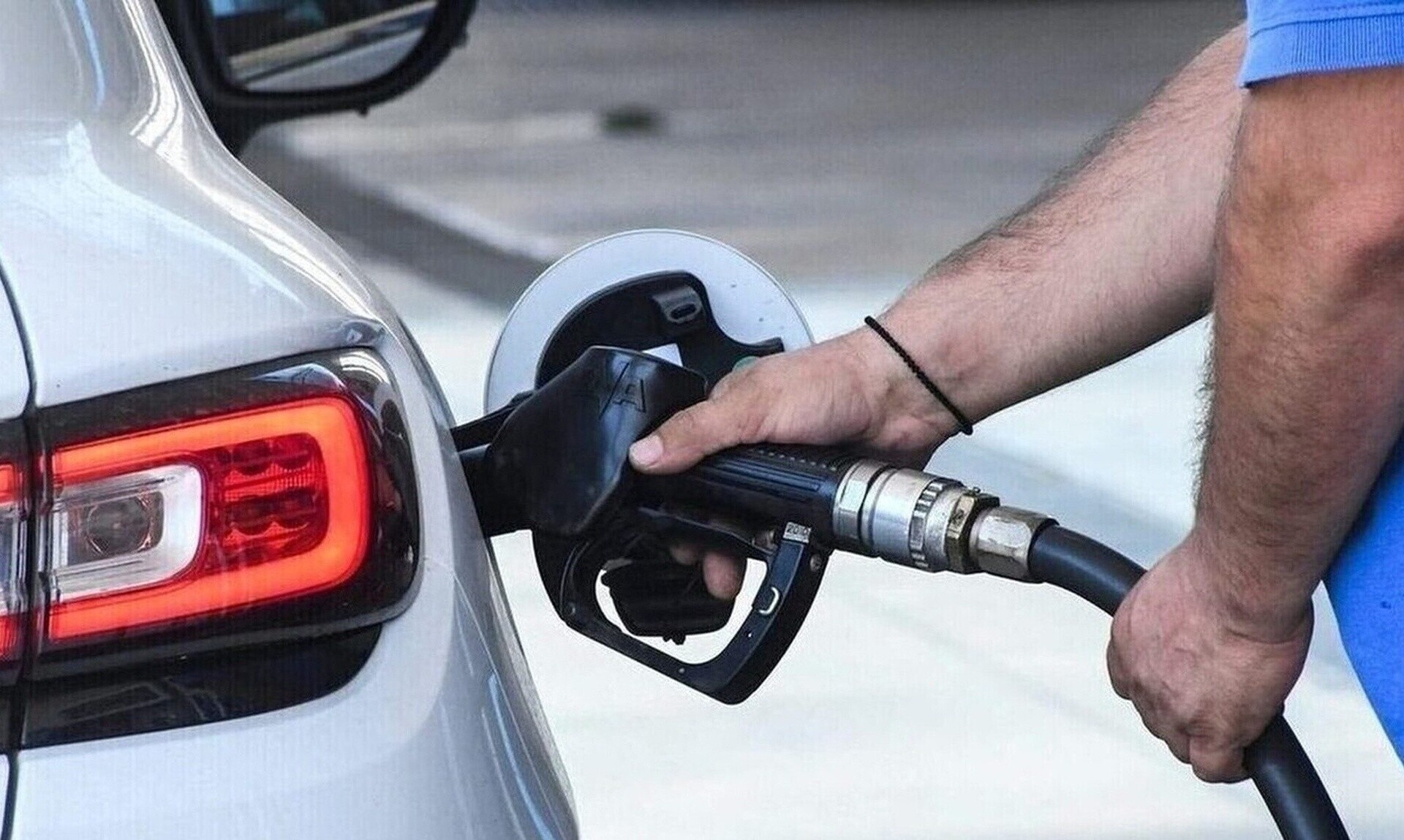 Έκτακτο χαράτσι στα καύσιμα – Από πότε θα πληρώνουμε «καπέλο» 10 λεπτά