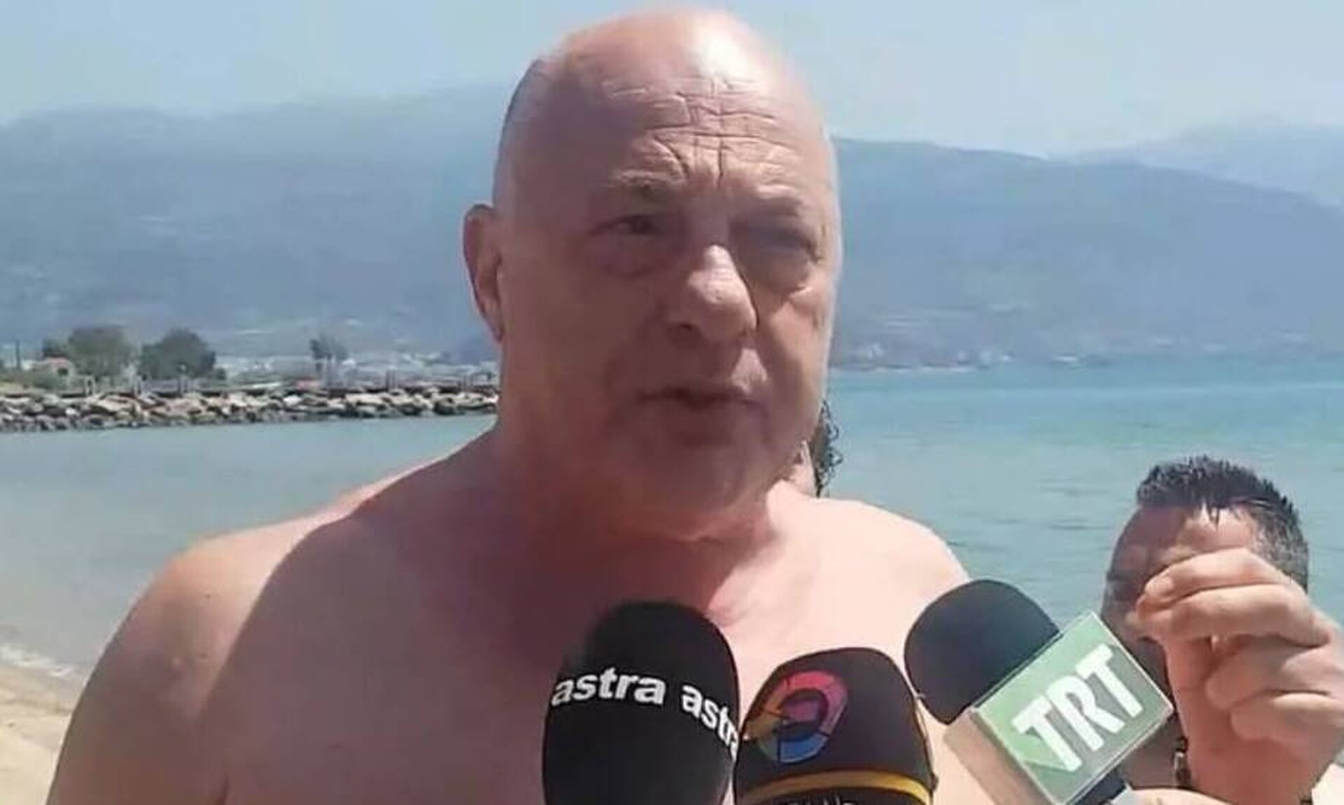 Αχιλλέας Μπέος: Επιθεώρηση με μαγιό στην παραλία – Το πρώτο…συμβολικό μπάνιο