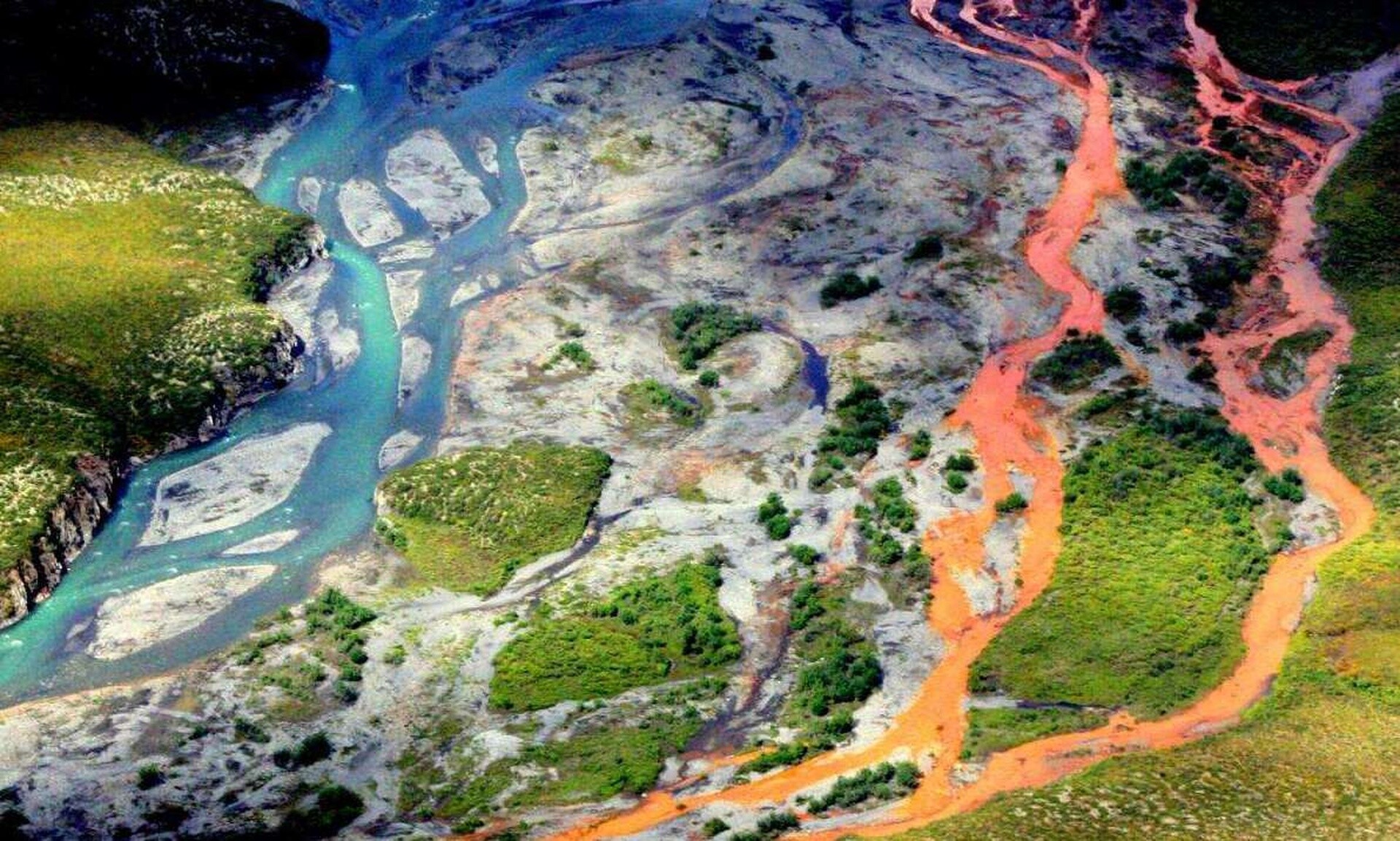 Τα… σκουριασμένα νερά της Αλάσκας – Πώς εξηγείται το αλλόκοτο πορτοκαλί χρώμα