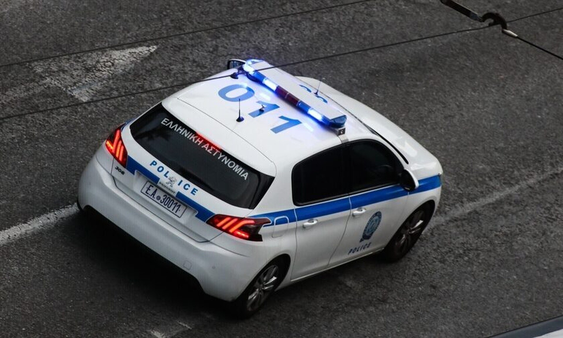Χειροπέδες σε δύο νεαρούς που διέπρατταν ληστείες εις βάρος ανηλίκων στον Πειραιά
