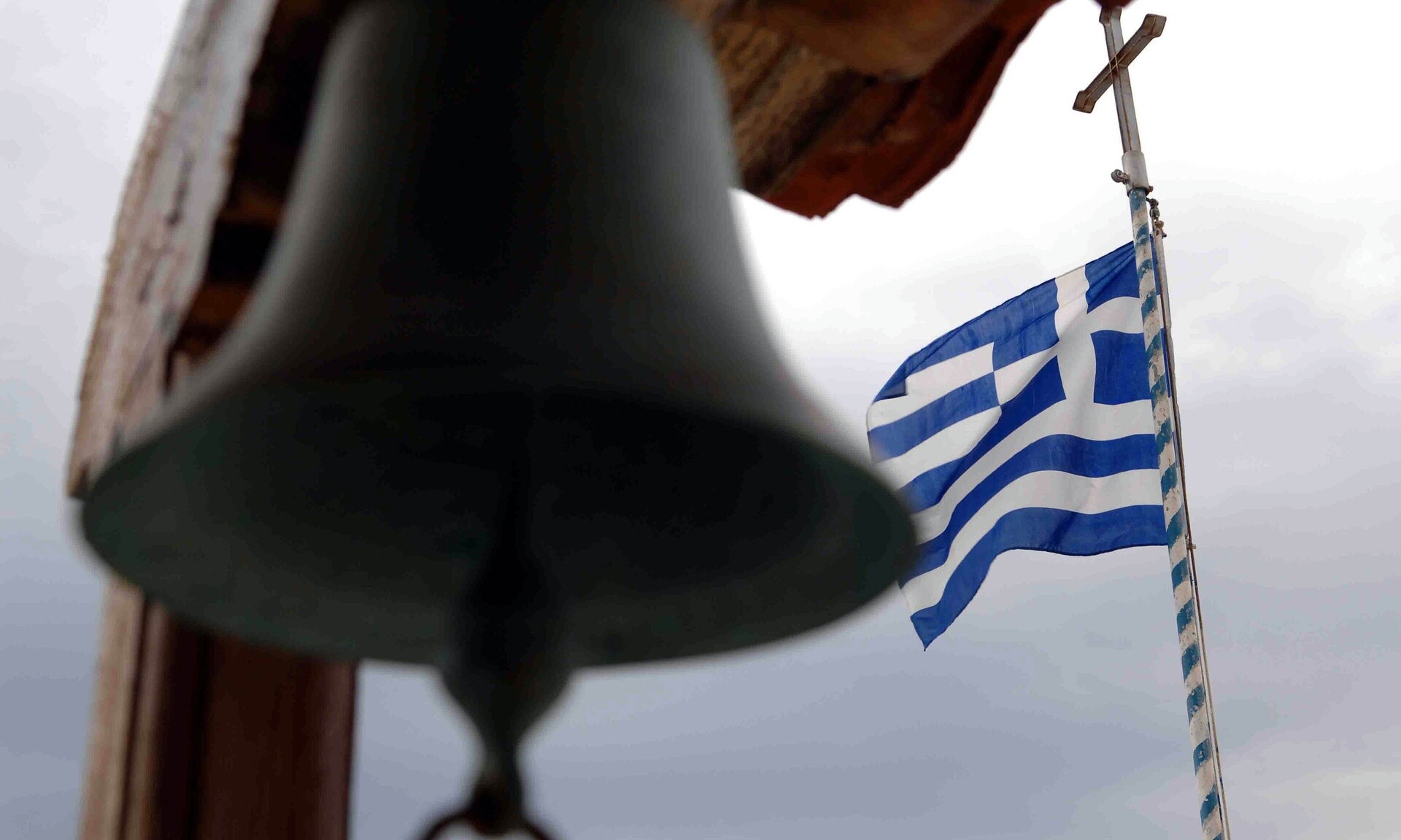 Αχαΐα: Μπούκαρε μαινόμενος μέσα σε εκκλησία γιατί ο ήχος από τα μικρόφωνα… ξύπνησε το μωρό του
