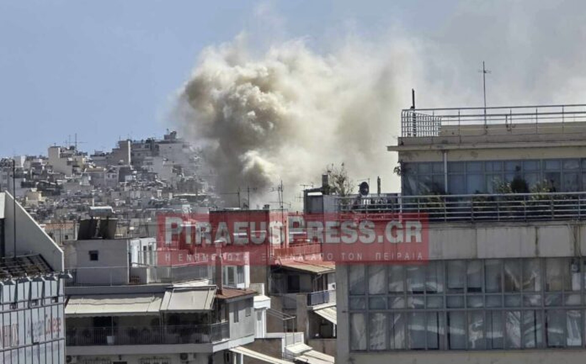 Μεγάλη φωτιά στο κέντρο του Πειραιά – Ανησυχία για εγκλωβισμένους