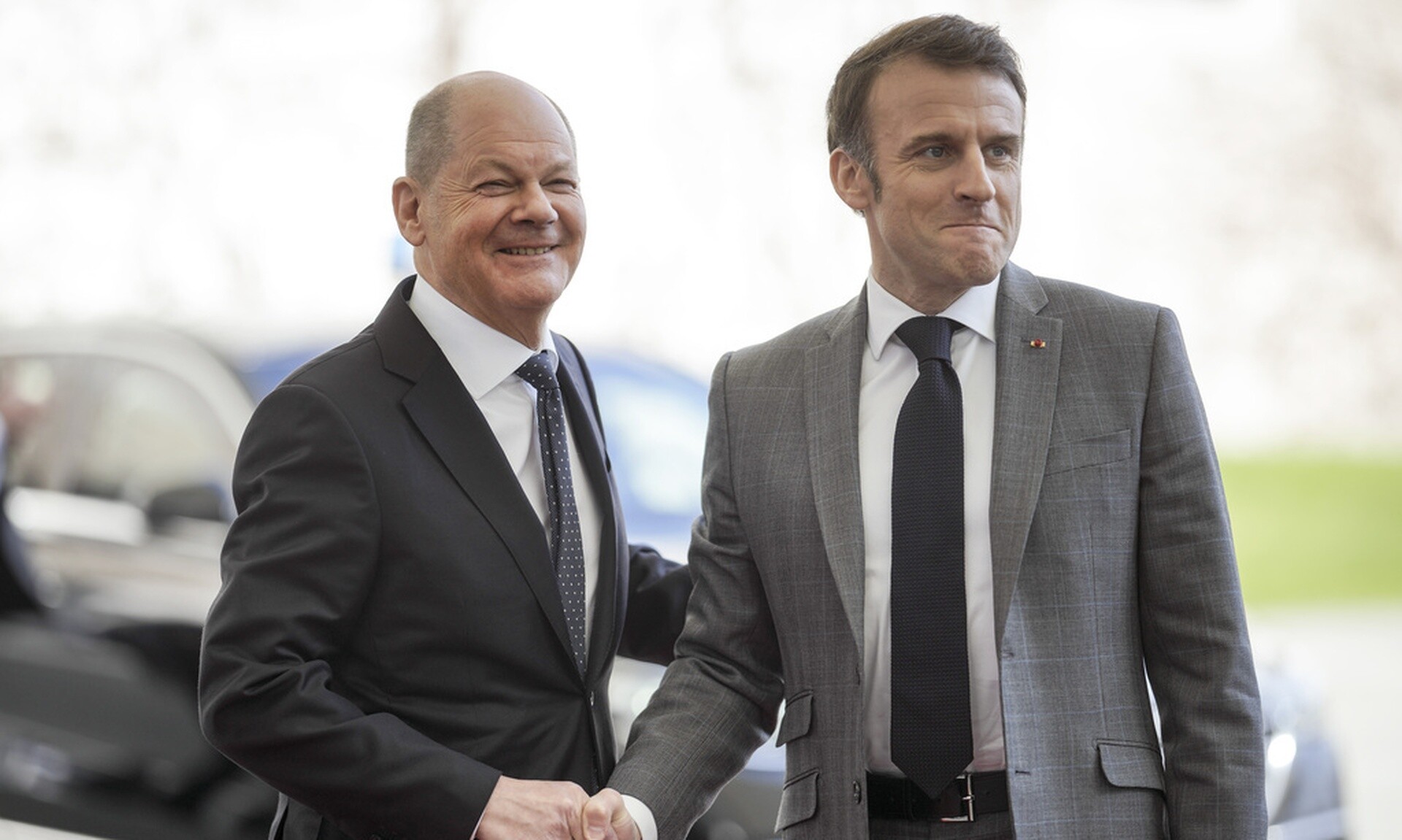 Bloomberg: Σολτς και Μακρόν θα εξετάσουν την ελληνική πρόταση για ευρωπαϊκό μηχανισμό αεράμυνας