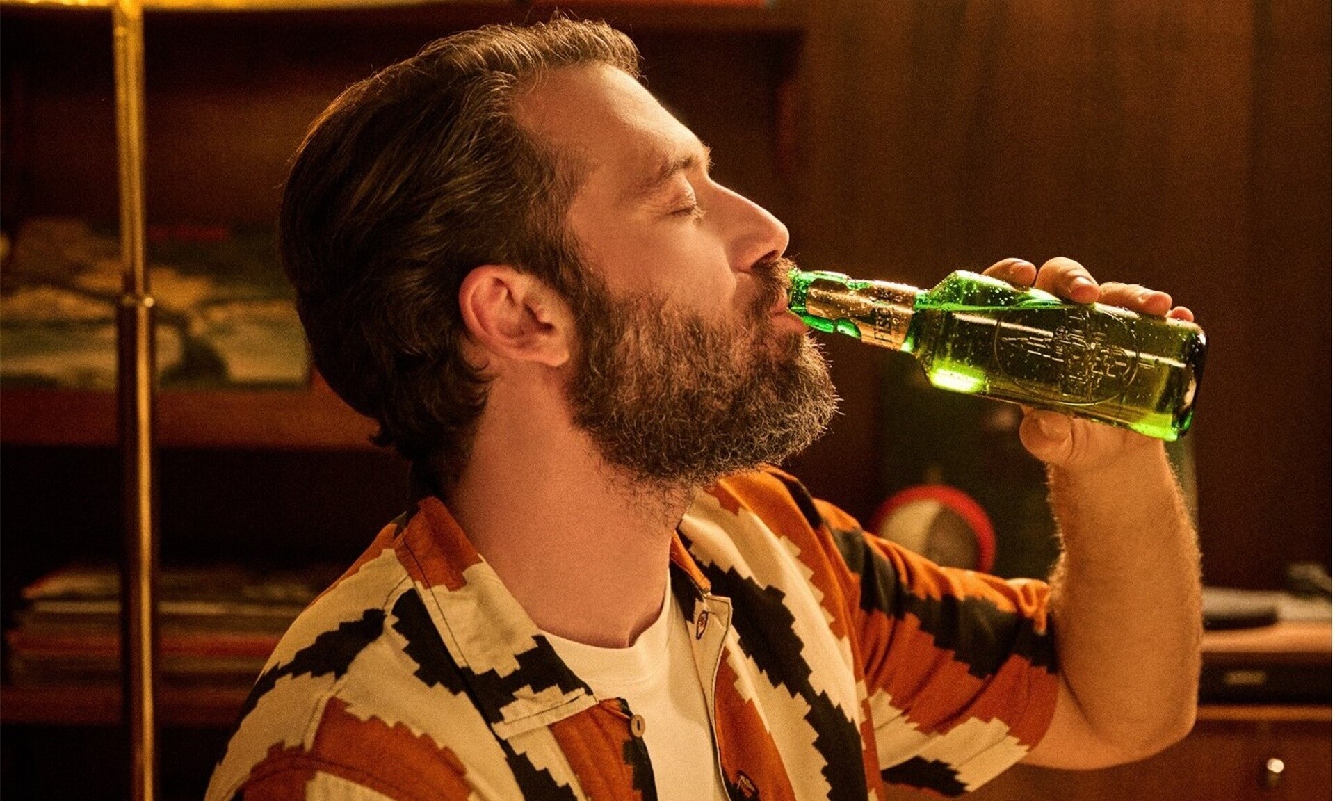 Στη νέα τηλεοπτική καμπάνια της Fischer, ο Αντίνοος Αλμπάνης μάς προσκαλεί να απολαύσουμε τη ζωή