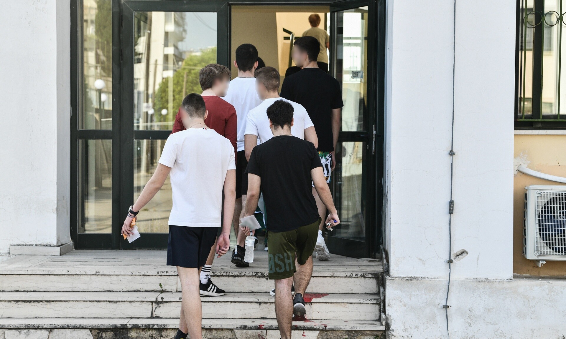 Πανελλήνιες 2024: Χρήσιμες οδηγίες για τους μαθητές – Τι απαγορεύεται και τι ισχύει για τα κινητά