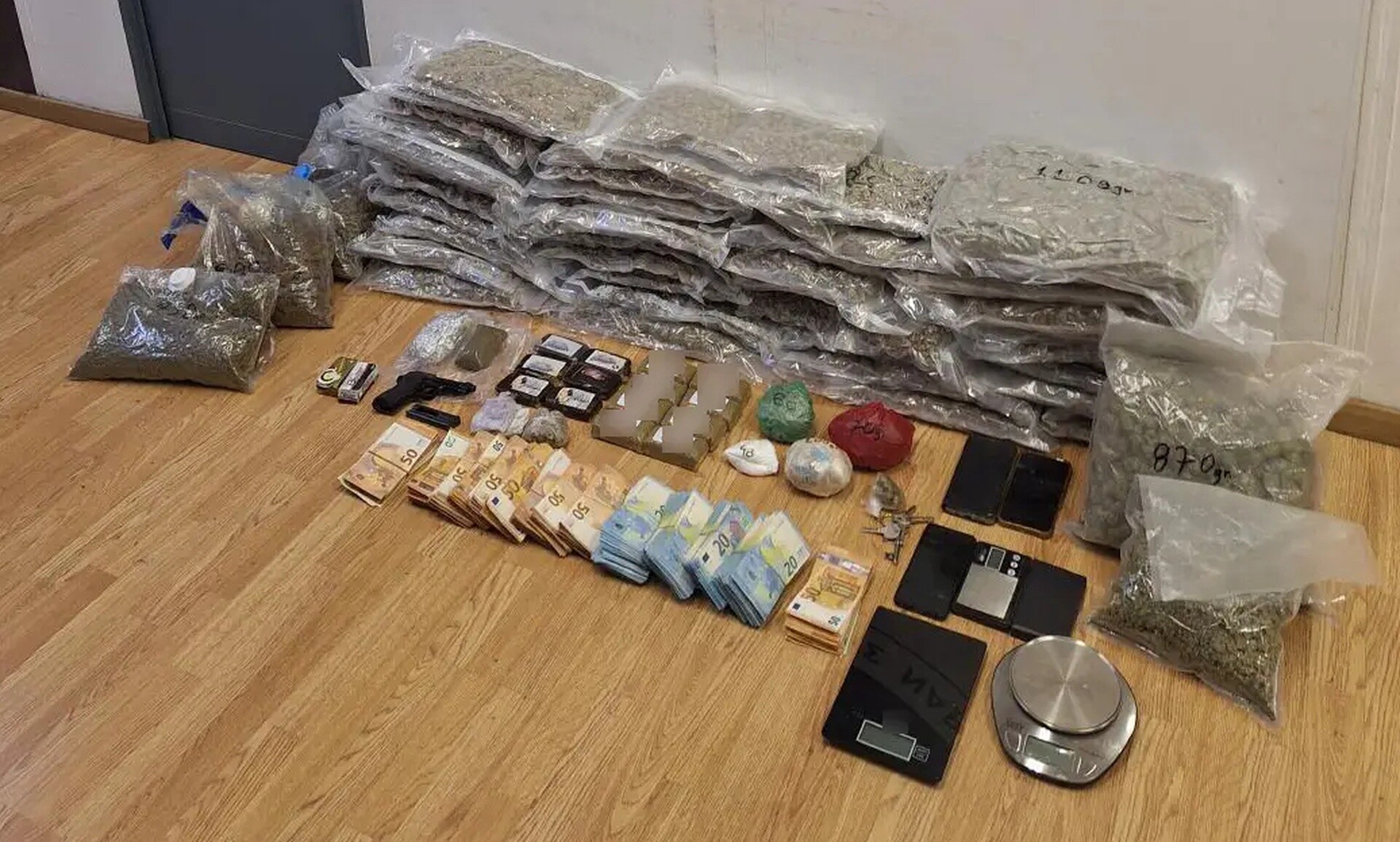 Εξαρθρώθηκε συμμορία που διακινούσε ναρκωτικά – Κατασχέθηκαν πάνω από 25 κιλά κάνναβης