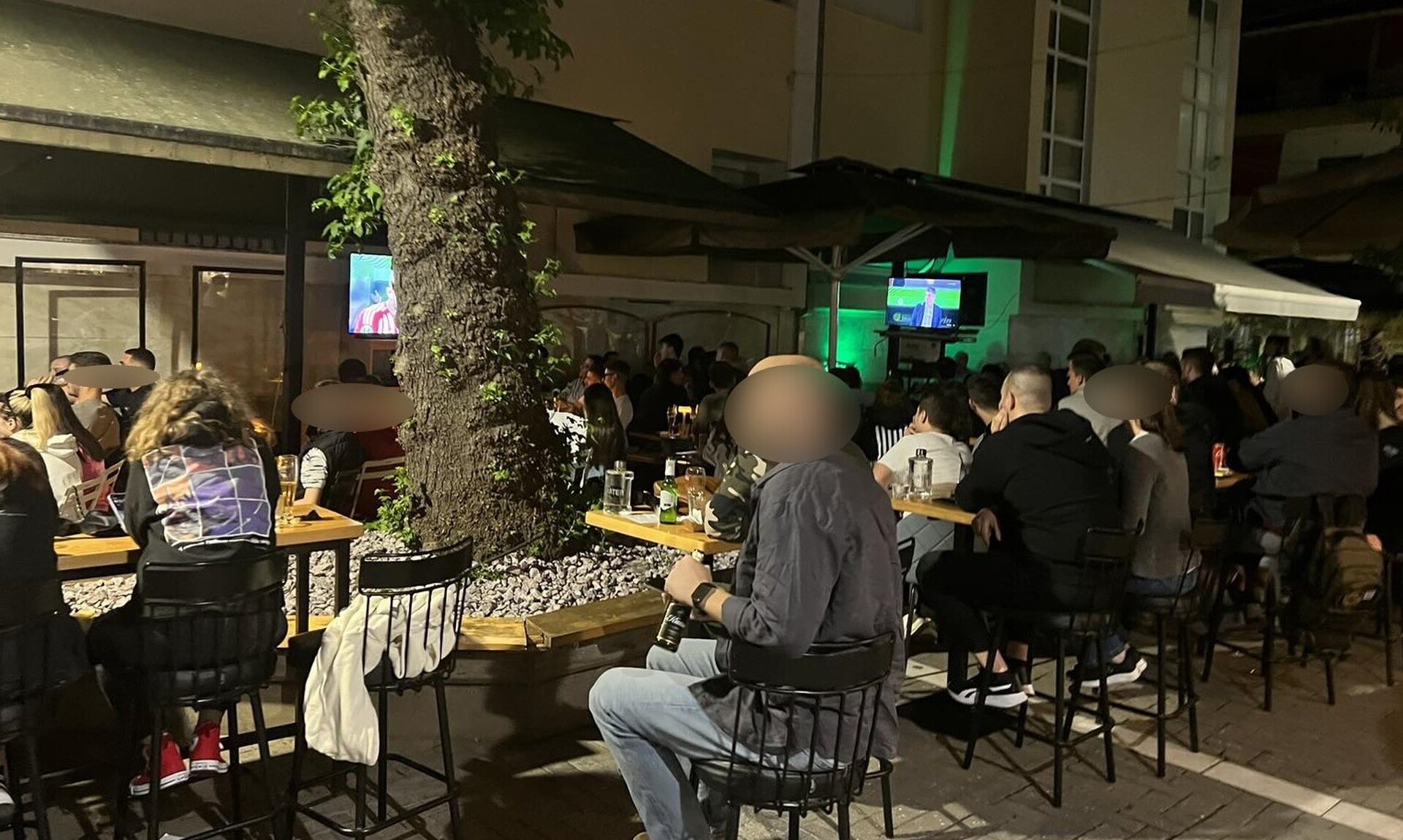 Αδιανόητο σκηνικό στην Λάρισα: Υποχρέωσαν θαμώνα καφετέριας να βγάλει την φανέλα του Ολυμπιακού