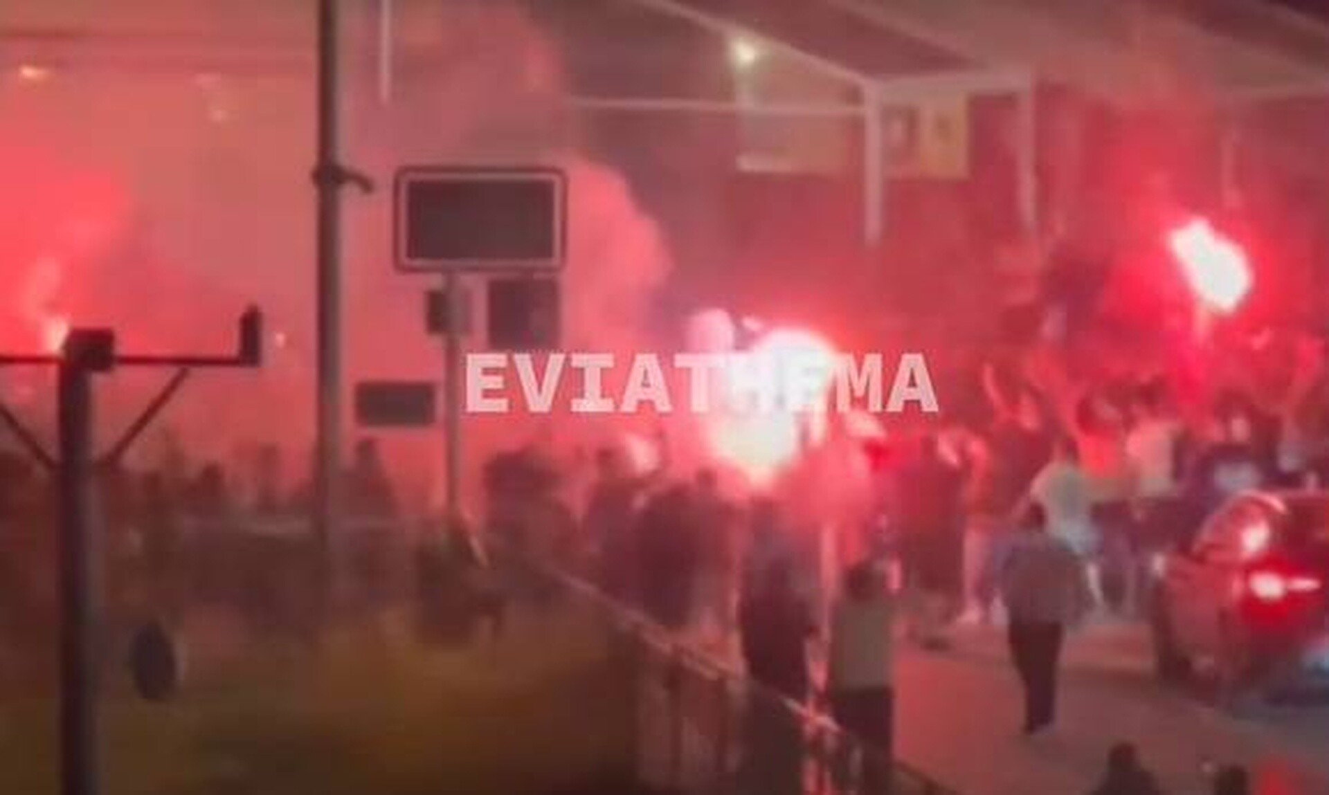 Χαλκίδα: Μαγαζί κάηκε από φωτοβολίδες κατά τους πανηγυρισμούς για τη νίκη του Ολυμπιακού