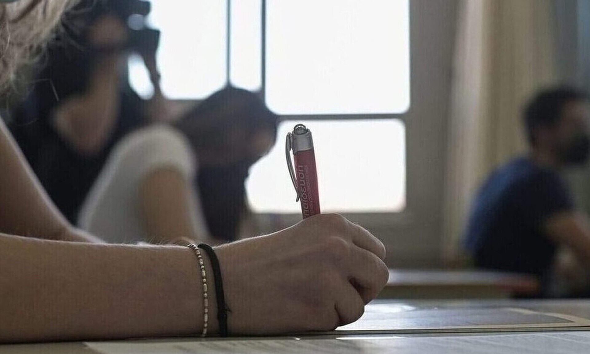 Πανελλήνιες: Επεισόδιο έξω από σχολείο στον Βόλο: Γονείς κάλεσαν την αστυνομία για εργολάβο