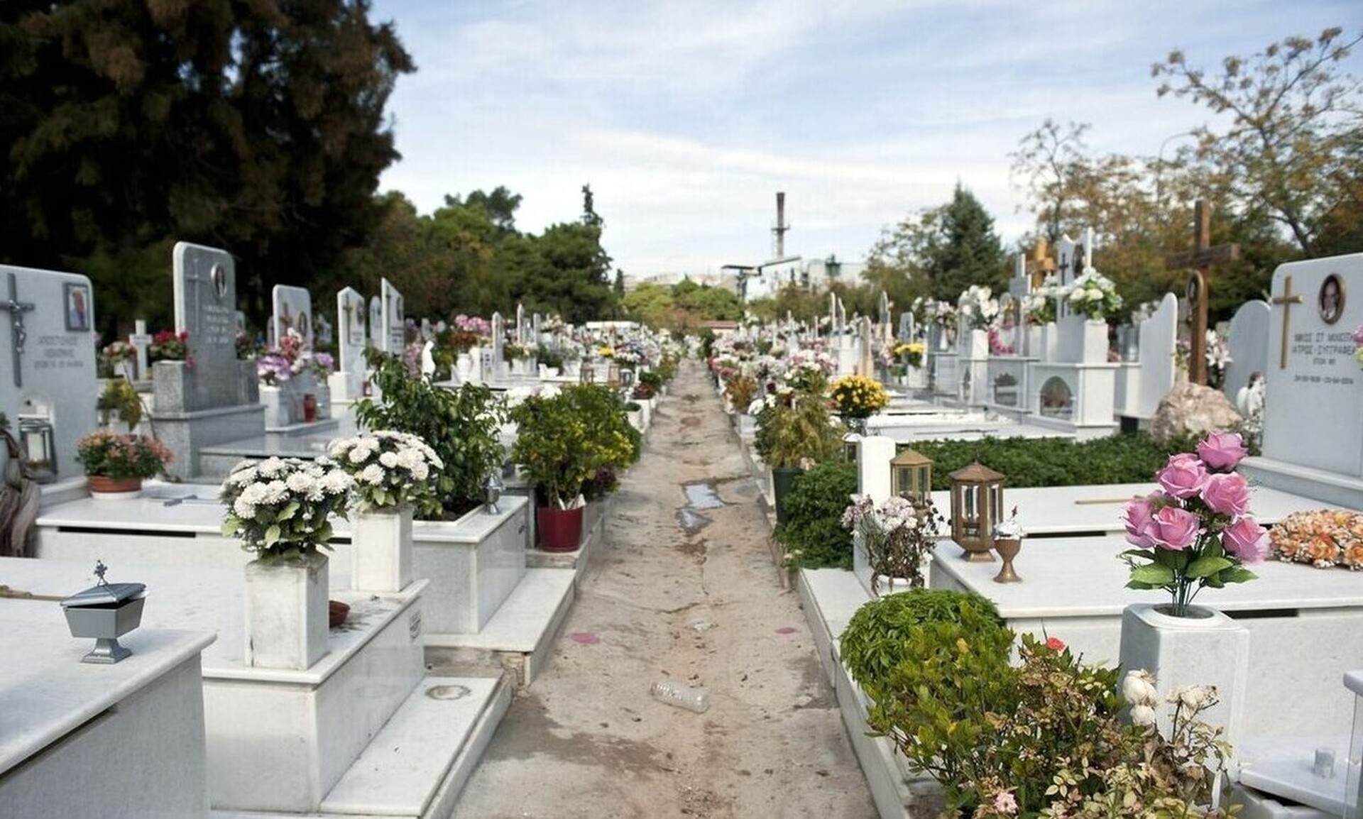 Θεσσαλονίκη: Άγνωστος πυροβόλησε 50χρονο μέσα σε νεκροταφείο – «Δώσε τα λεφτά αλλιώς θα σε σκοτώσω»