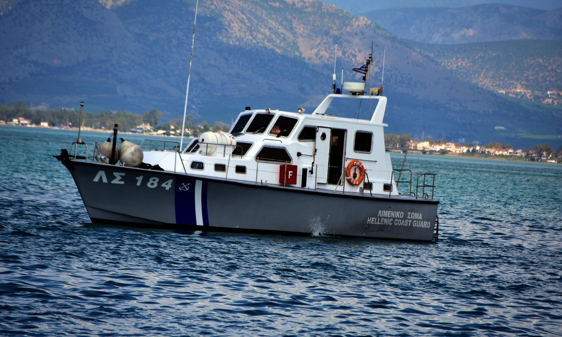 Χίος: Επεισοδιακή καταδίωξη σκάφους διακινητών – Τραυματίσμός και σύλληψη ενός επιβαίνοντα