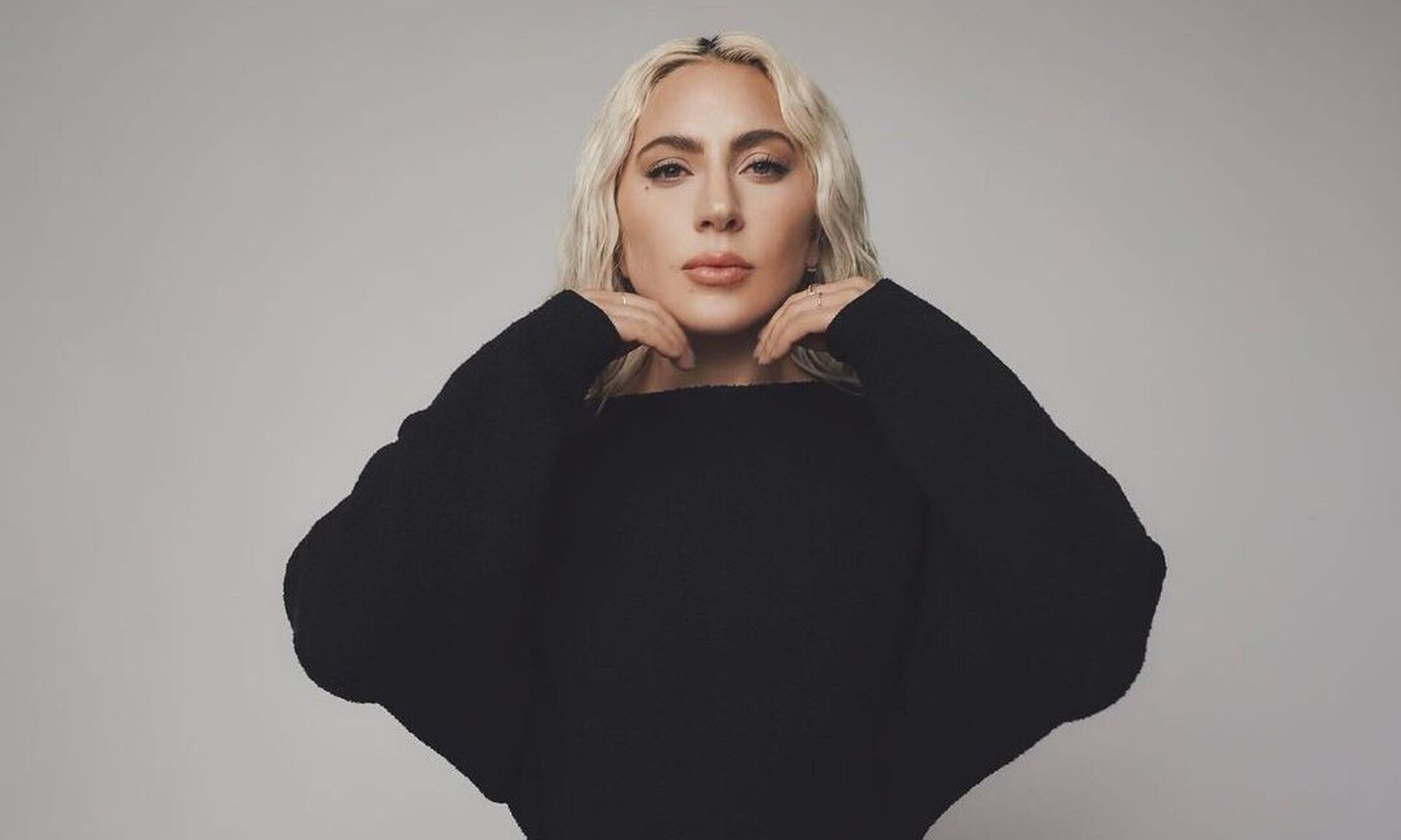 Lady Gaga: «Φουντώνουν» οι φήμες για εγκυμοσύνη – Η νέα εμφάνιση με φουσκωμένη κοιλίτσα