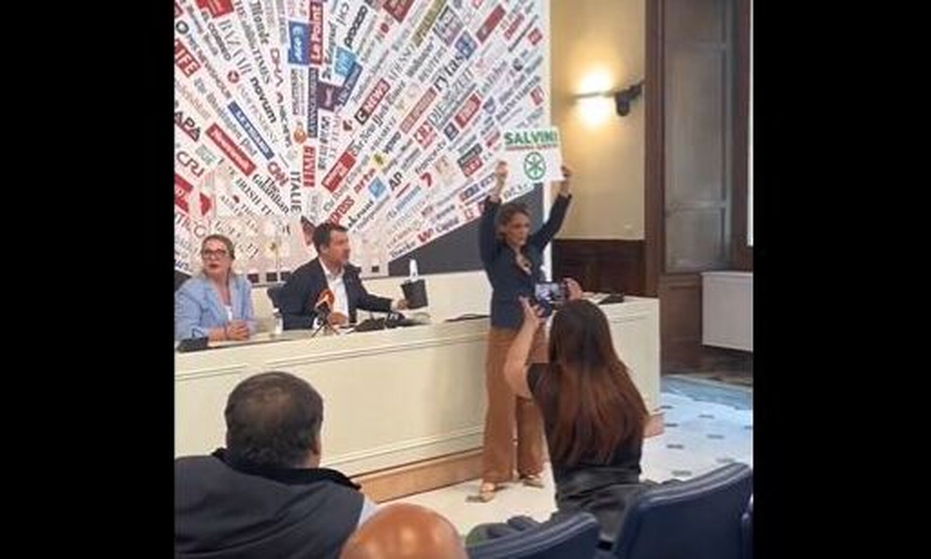 Ιταλία: Υποψήφια προσπάθησε να διακόψει συνέντευξη του Σαλβίνι για να του δώσει… ναρκωτικά